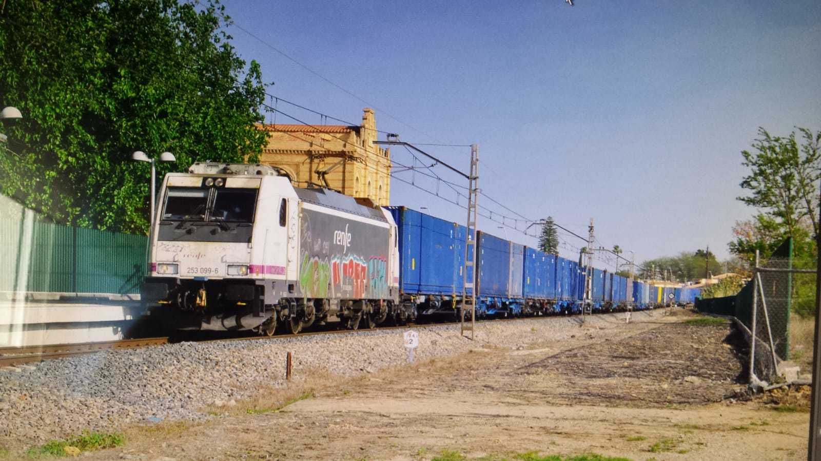En la imagen, un tren fletado por Tratansa, muy similar, con sus característicos cajones azules, al que llegará en marzo a Jerez.