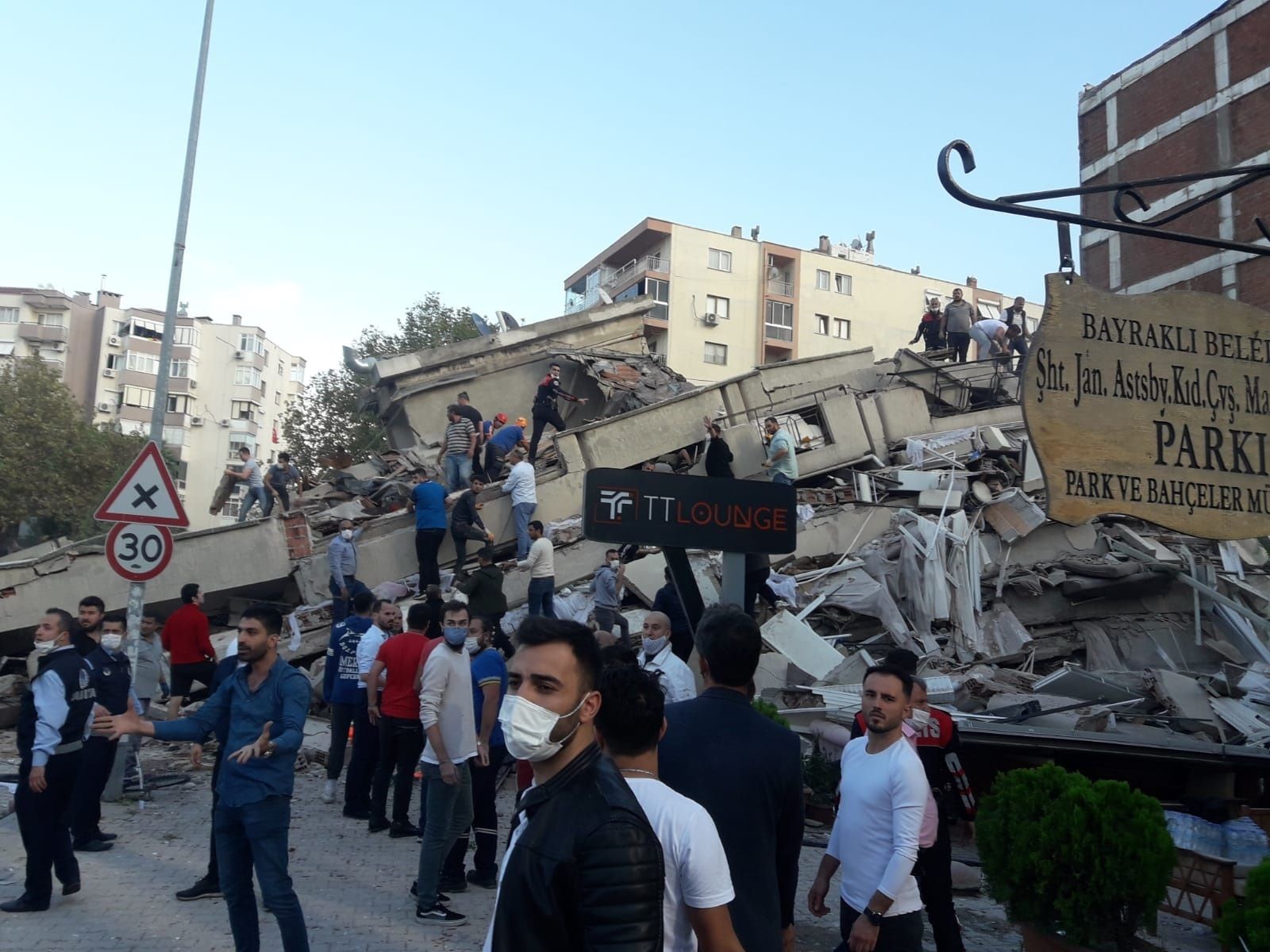 Un edificio caído en la ciudad de Esmirna en Turquía