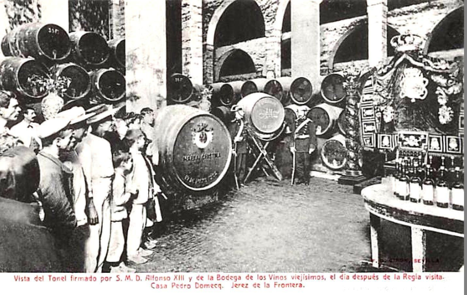 Botas dedicadas a la reina María Cristina y al rey Alfonso XIII, postal de 1904. Botas dedicadas a la reina María Cristina y al rey Alfonso XIII, postal de 1904.