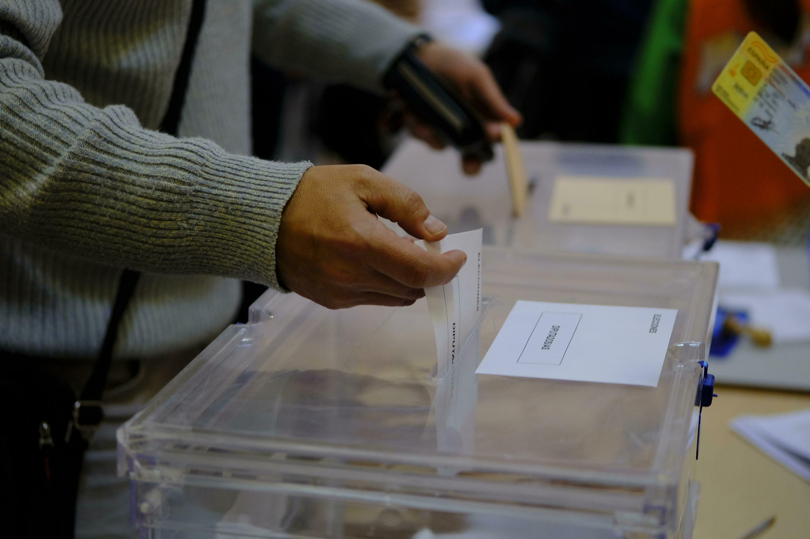 Un ciudadano deposita su voto en una urna.