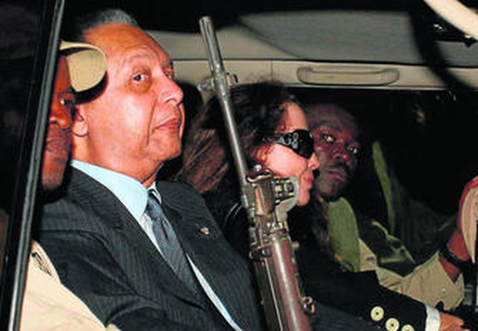 El ex dictador Duvalier y su mujer son protegidos por guardias armados a su llegada a Haití.