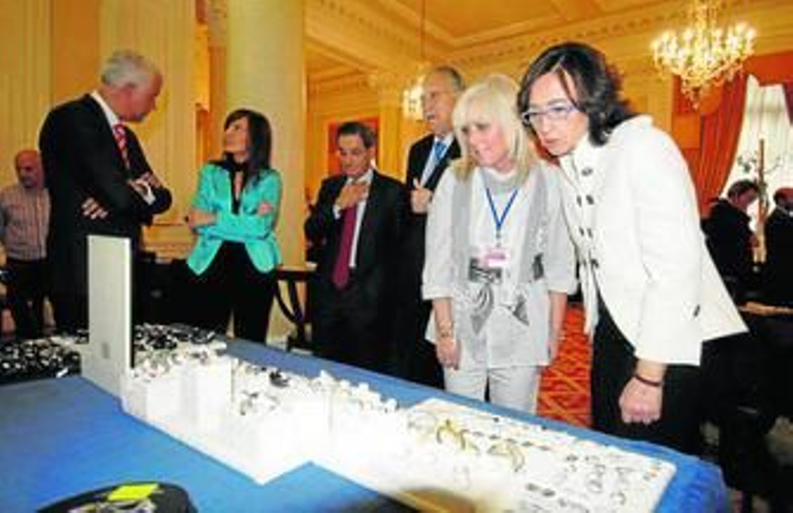 La ministra, Rosa Aguilar, mira algunas de las piezas de joyería expuestas en Bilbao. La ministra, Rosa Aguilar, mira algunas de las piezas de joyería expuestas en Bilbao.