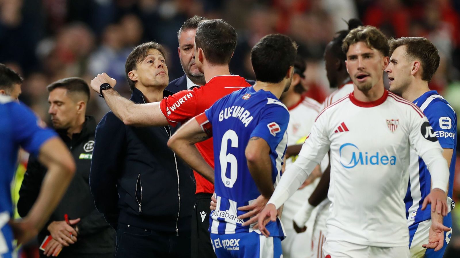 Almeyda con el árbitro tras ser expulsado