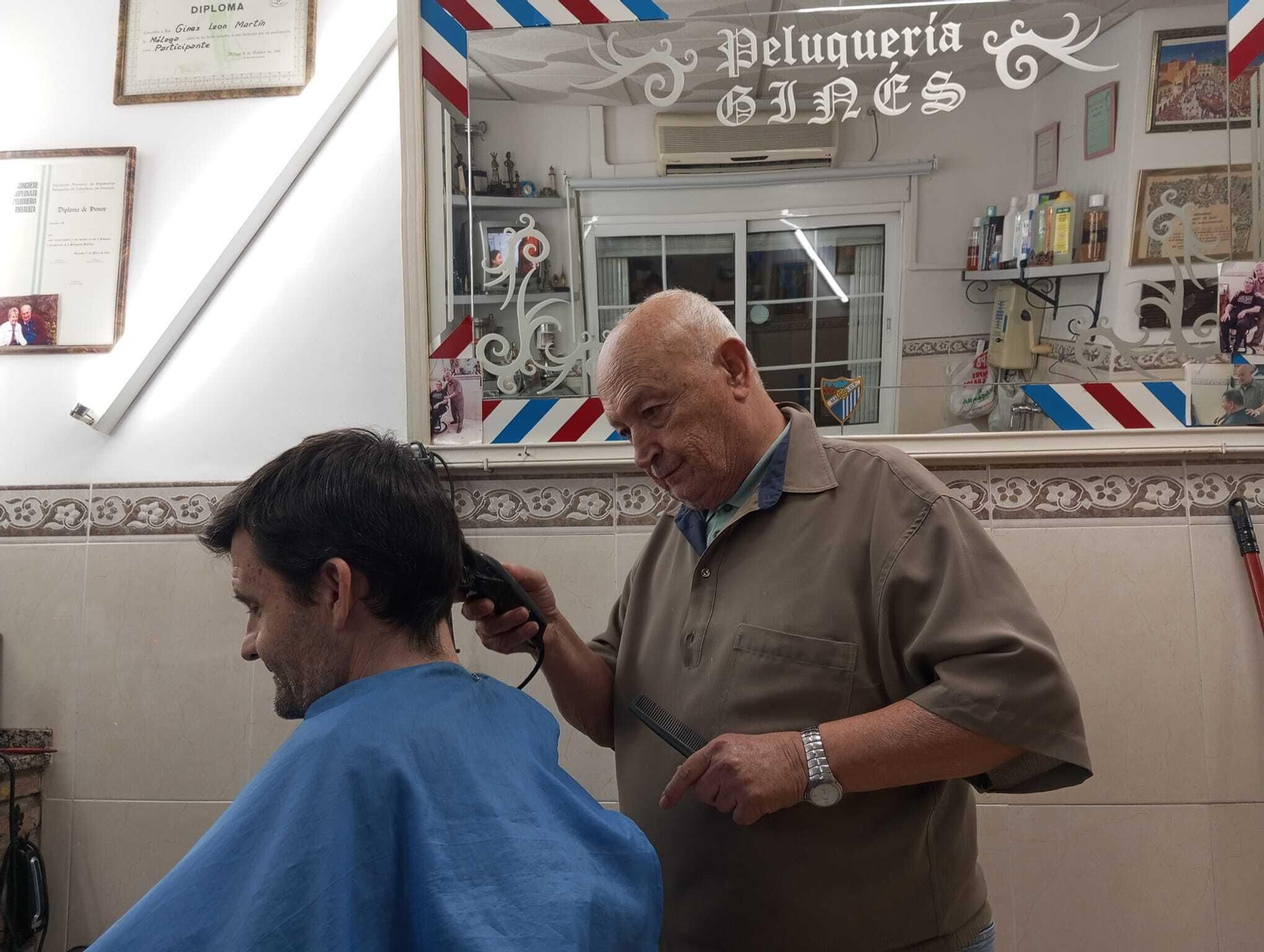 Ginés atendiendo a un cliente