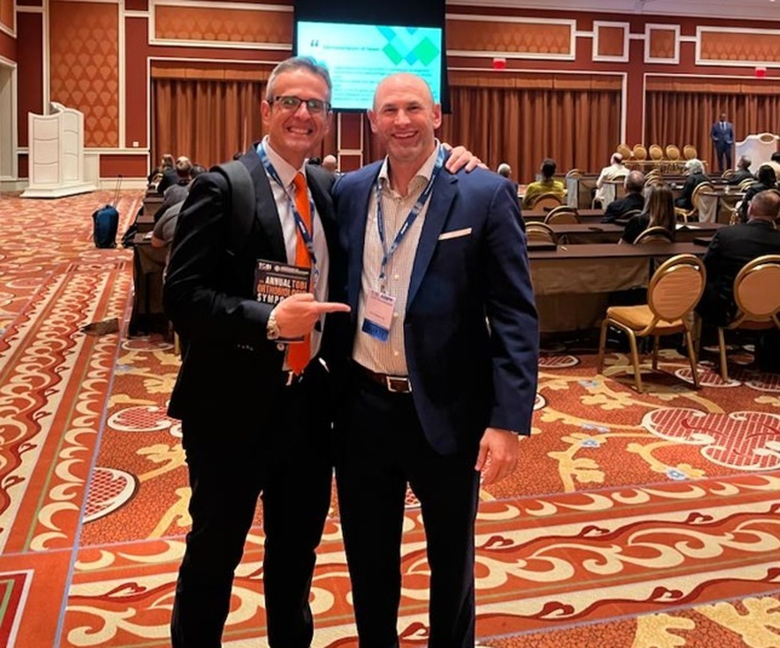 El autor del artículo con el Doctor Steve Sampson