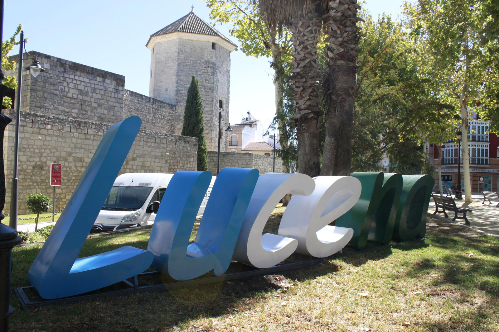 El rótulo con el nombre de la ciudad instalado en el Paseo del Coso.