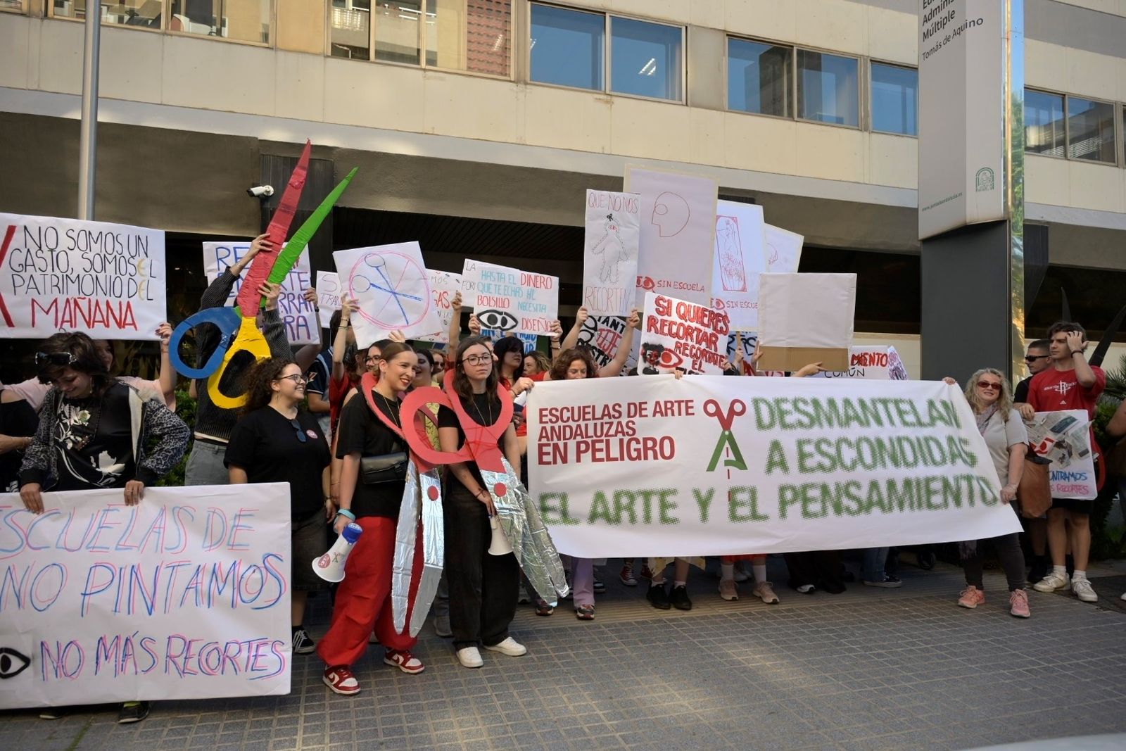La protesta de la comunidad educativa de la Escuela de Arte y Superior ...