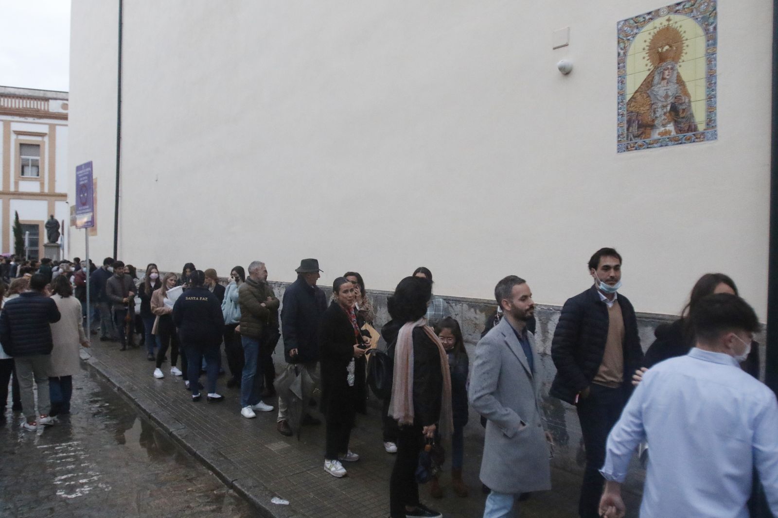 Las imágenes de impotencia en la Trinidad: la Santa Faz suspende su procesión en Córdoba