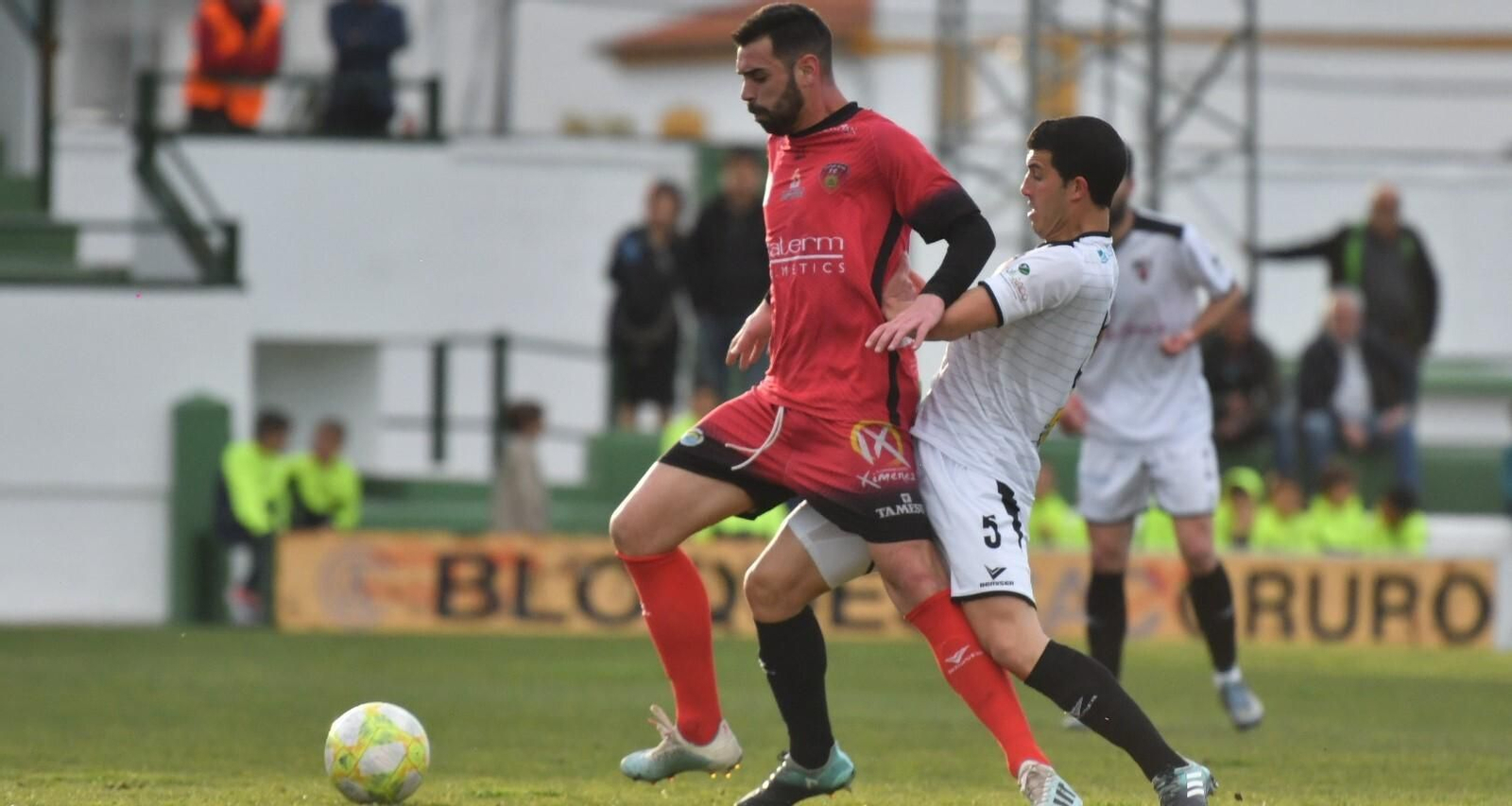 Juan Delgado protege el balón en su visita al Pozoblanco con el Salerm Puente Genil.