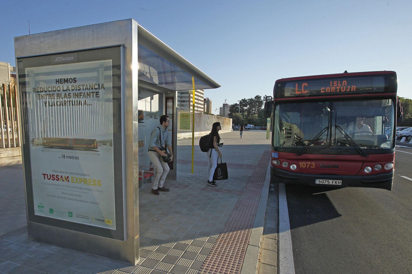 El autobús que conecta Blas Infante con la Isla de la Cartuja.