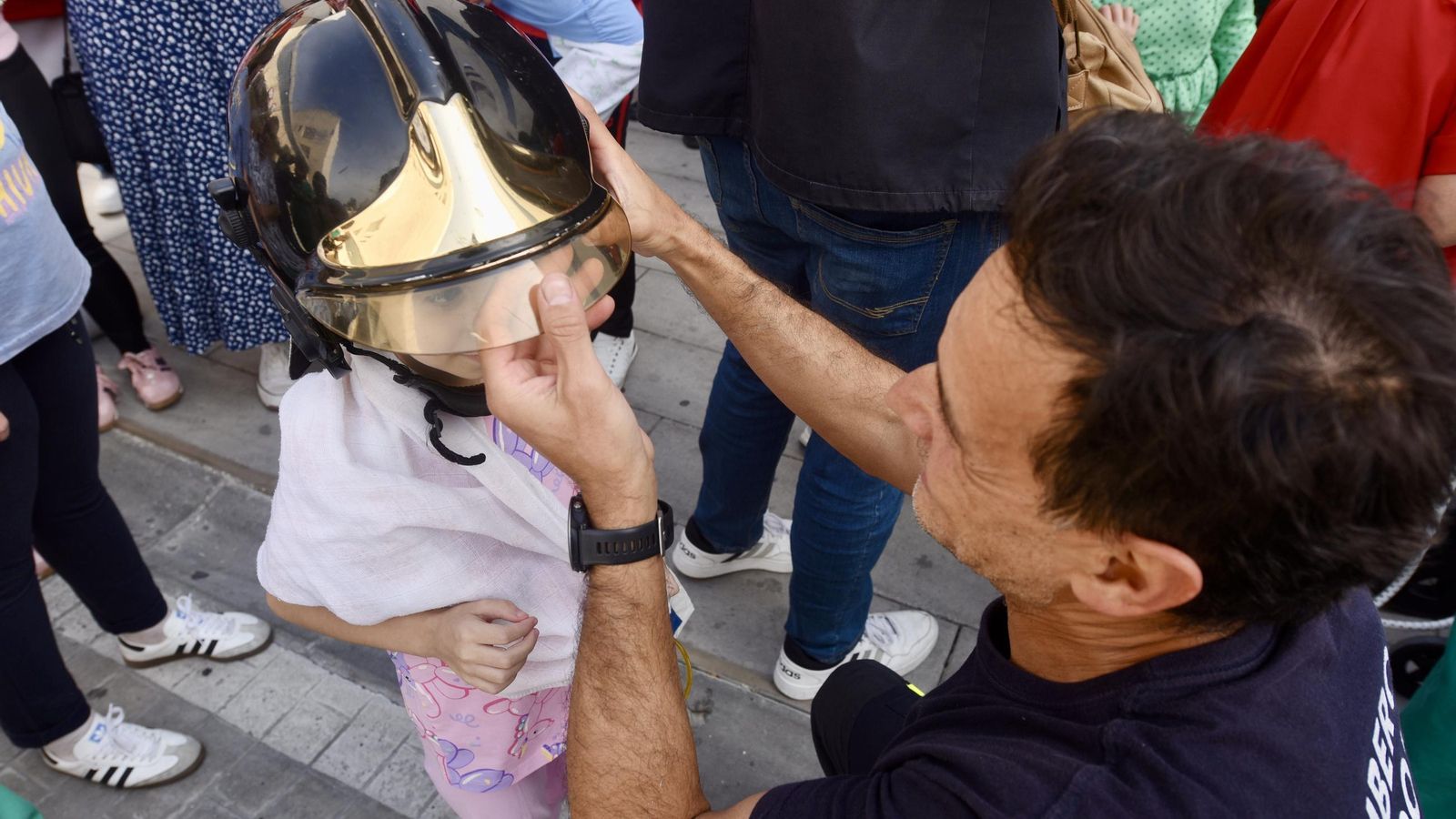 Paula se prueba el casco de un bombero.