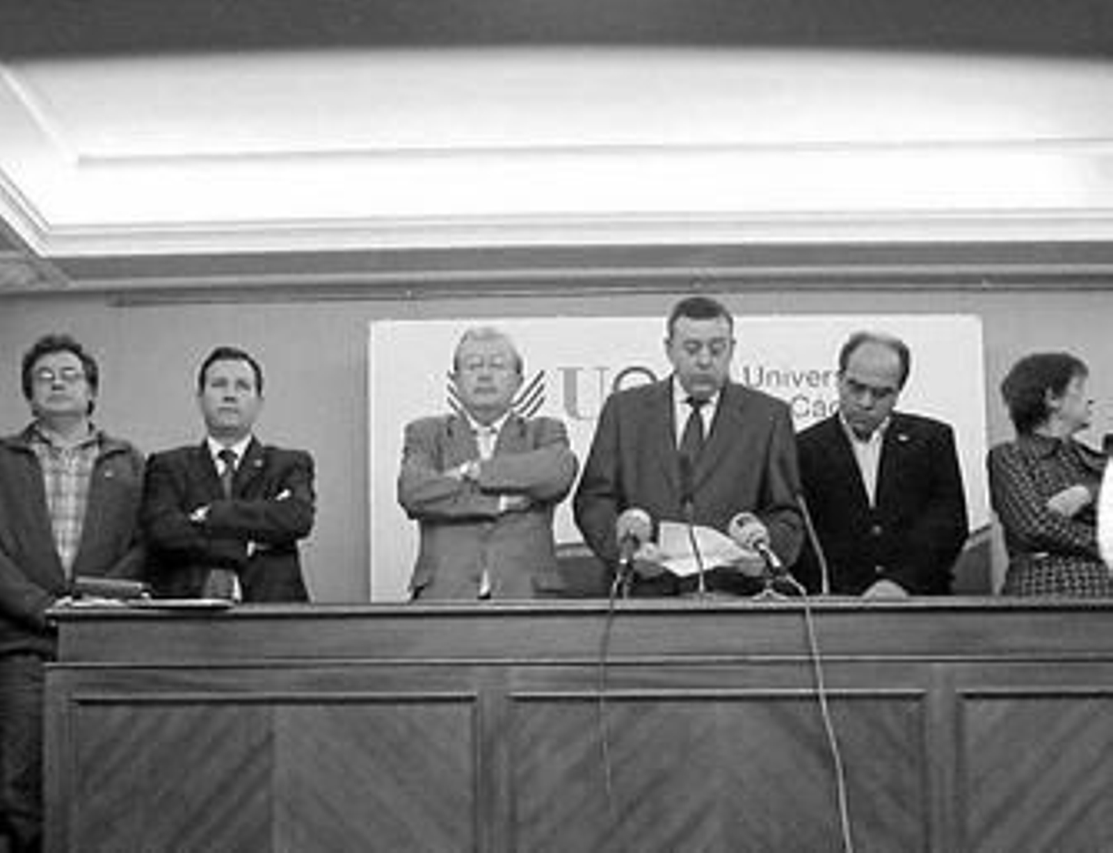 Imagen de una reunión de la Universidad de Cádiz presidida por Diego Sales.