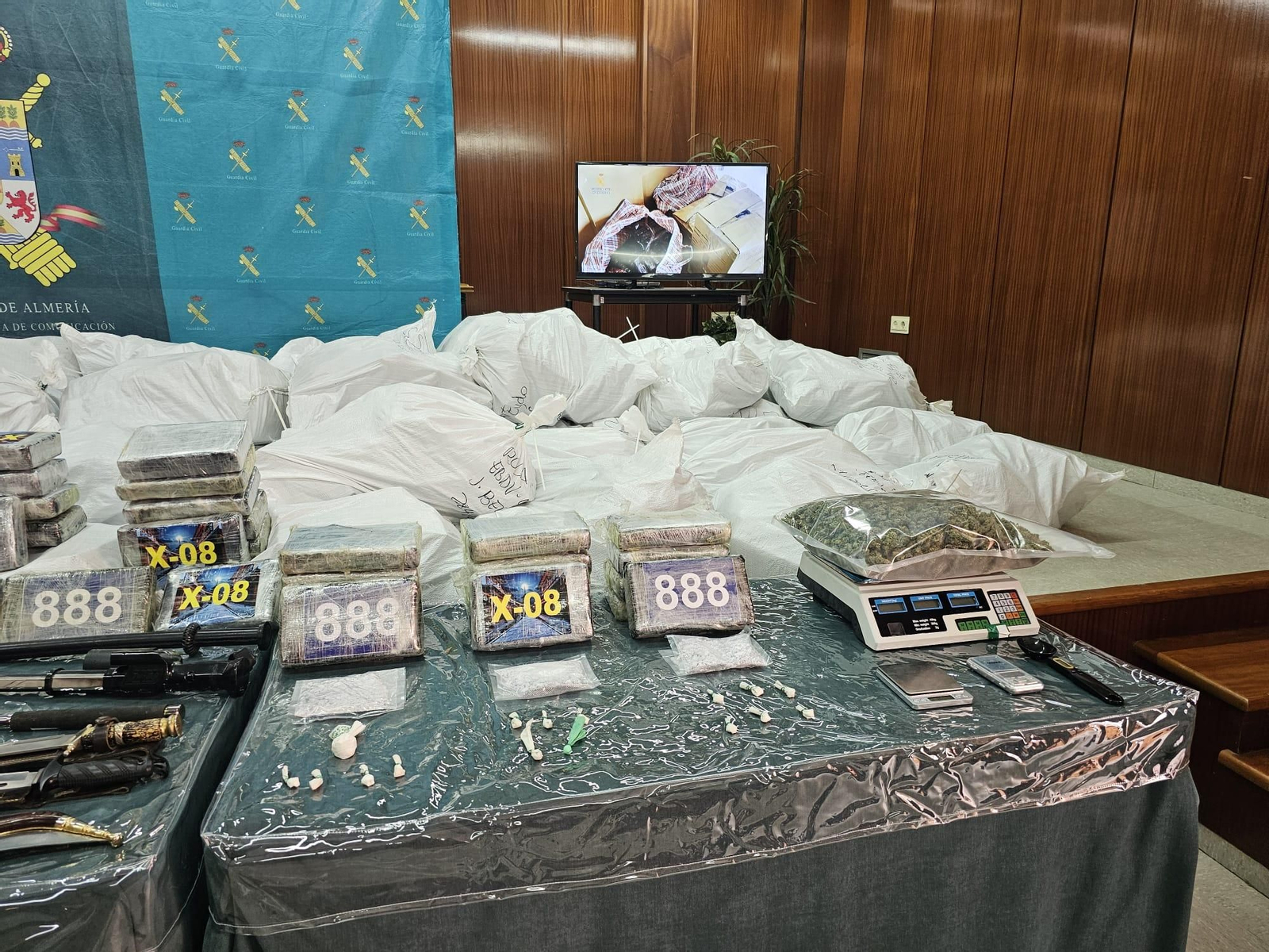 Cocaína, marihuana, armas y objetos de lujo: las incautaciones de la operación 'Lukenan'