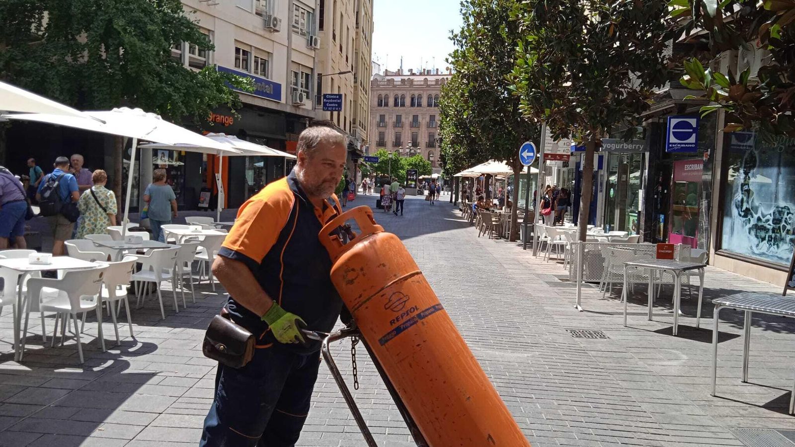Repartidor de bombonas de gas butano en plena ola de calor.