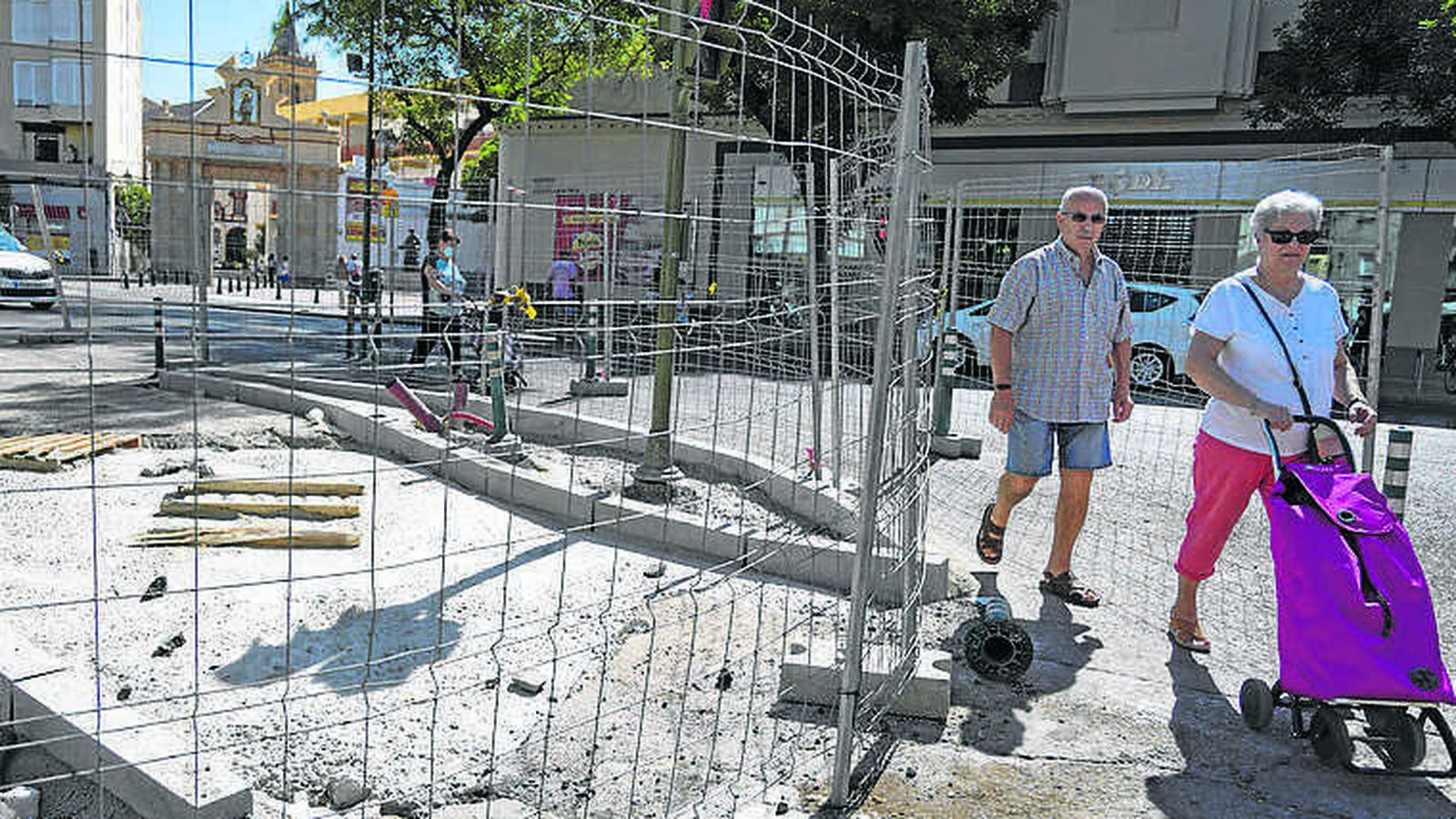 Obra para desplazar el carril bici a la calzada en la ronda junto a Los Salesianos.