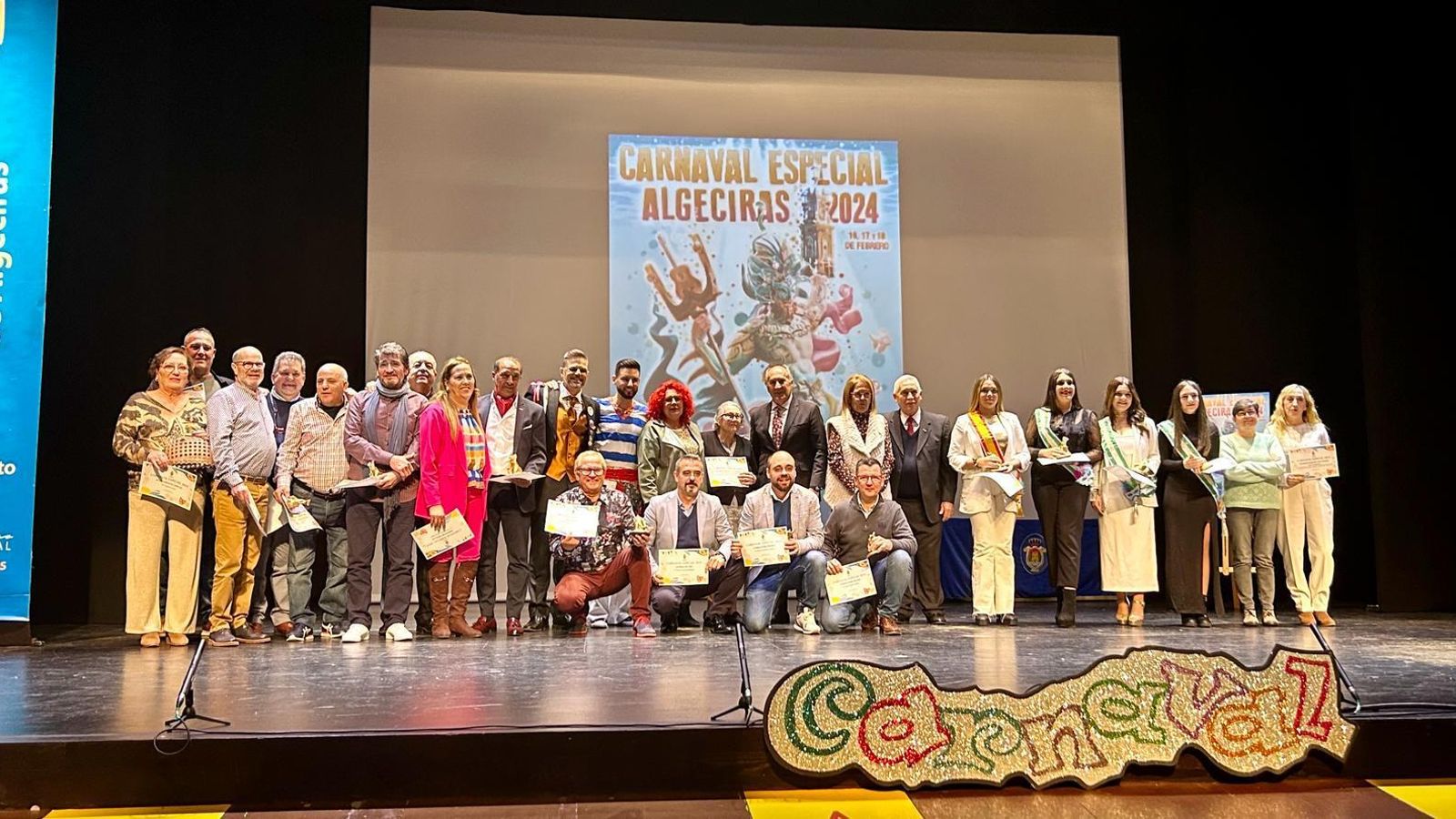 Foto de familia tras el pregón.