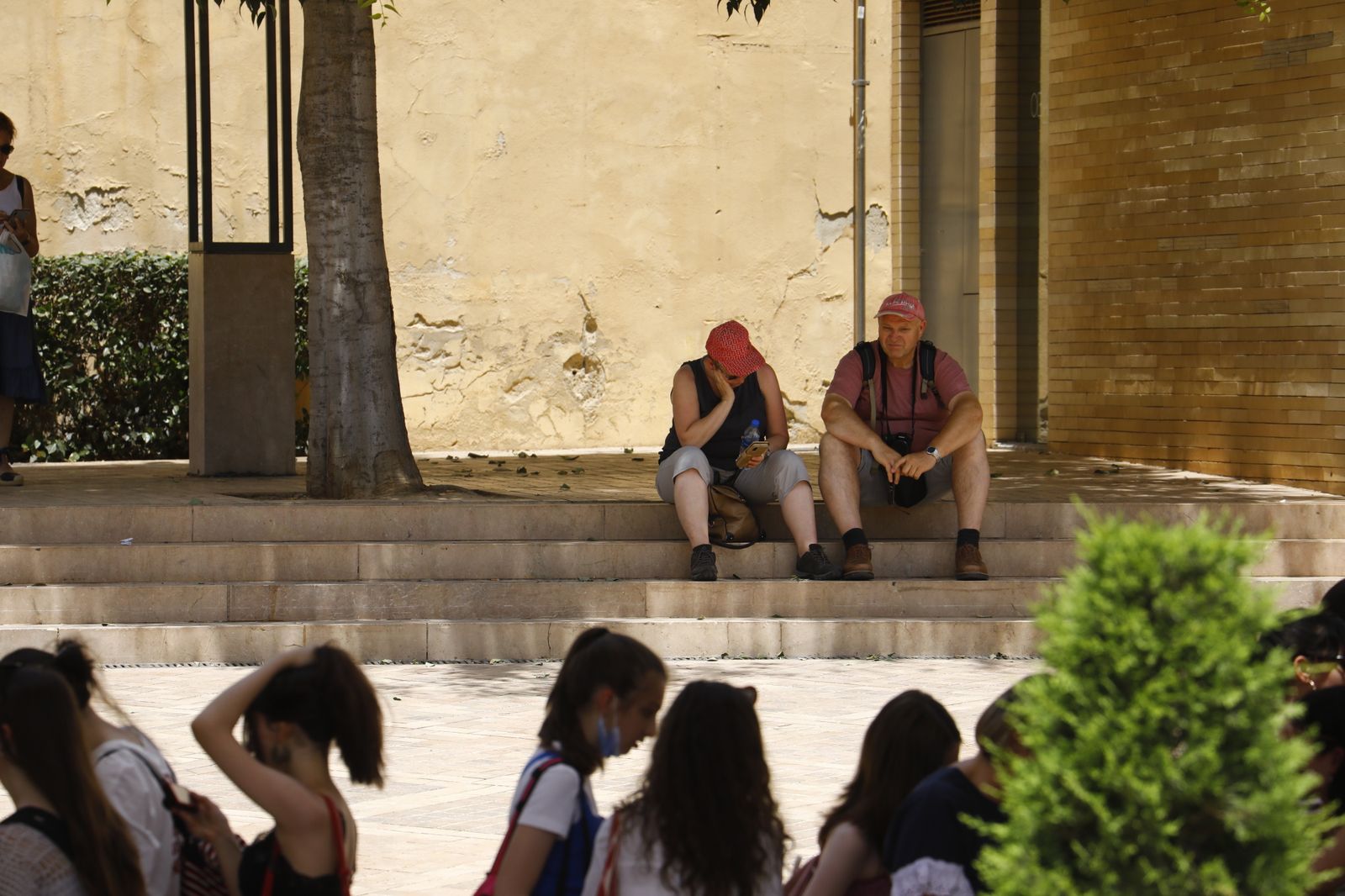 Imágenes de la ola de calor en Córdoba: sombreros, paraguas y fuentes para sobrevivir al aviso naranja