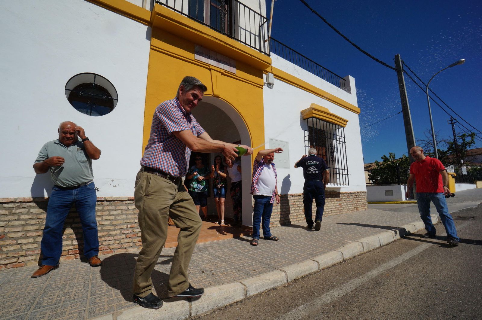 El alcalde de La Guijarrosa, Manuel Ruiz, celebra la segregación el 3 de octubre de 2018.