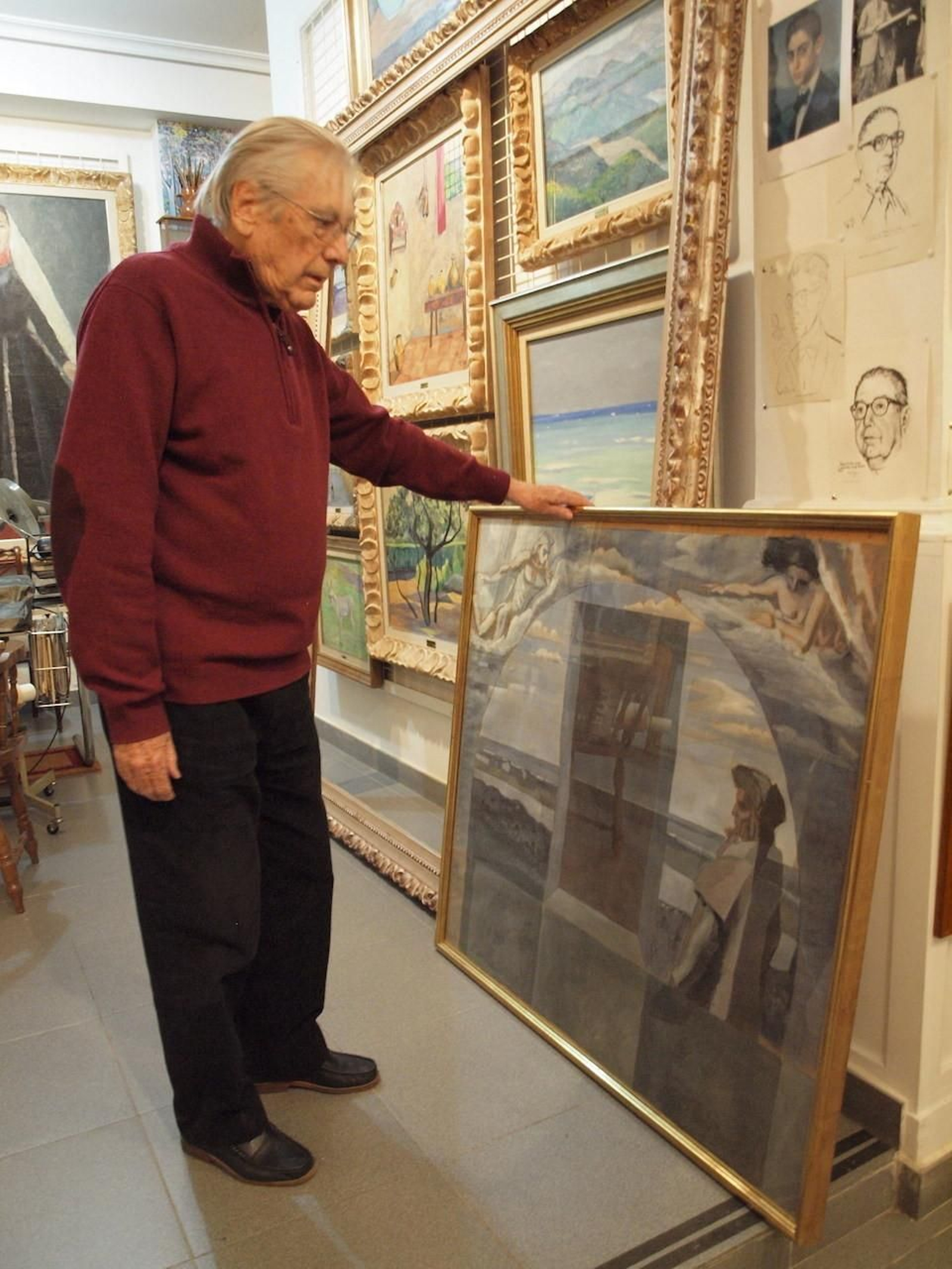 Rafael Botí con uno de los bocetos de los frescos de La Rábida. A la derecha, otros dos bocetos realizados por Vázquez Díaz.