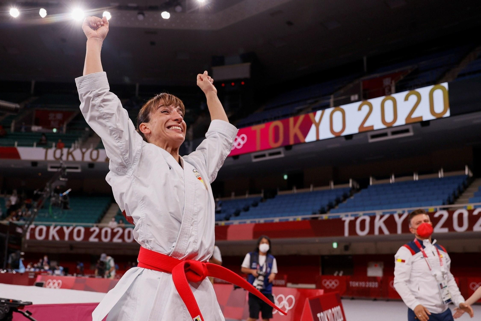 Sandra Sánchez celebra su medalla de oro en kárate.