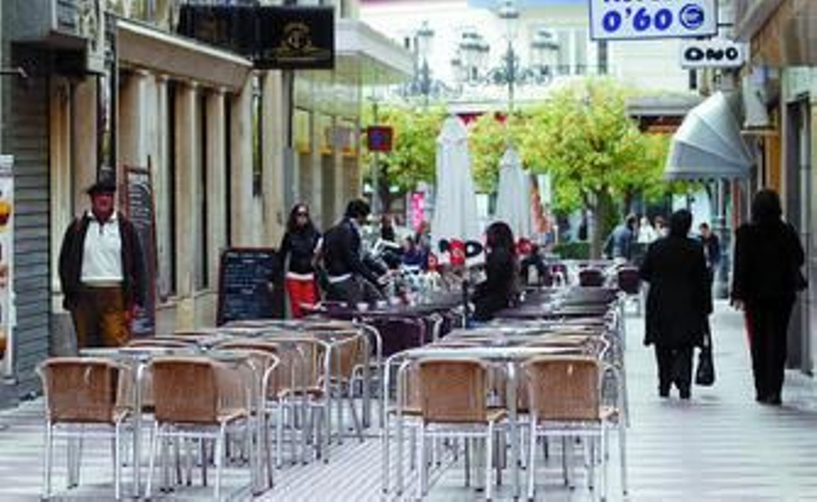 Una terraza vacía de un bar del centro de la capital, junto a la Plaza de las Tendillas.