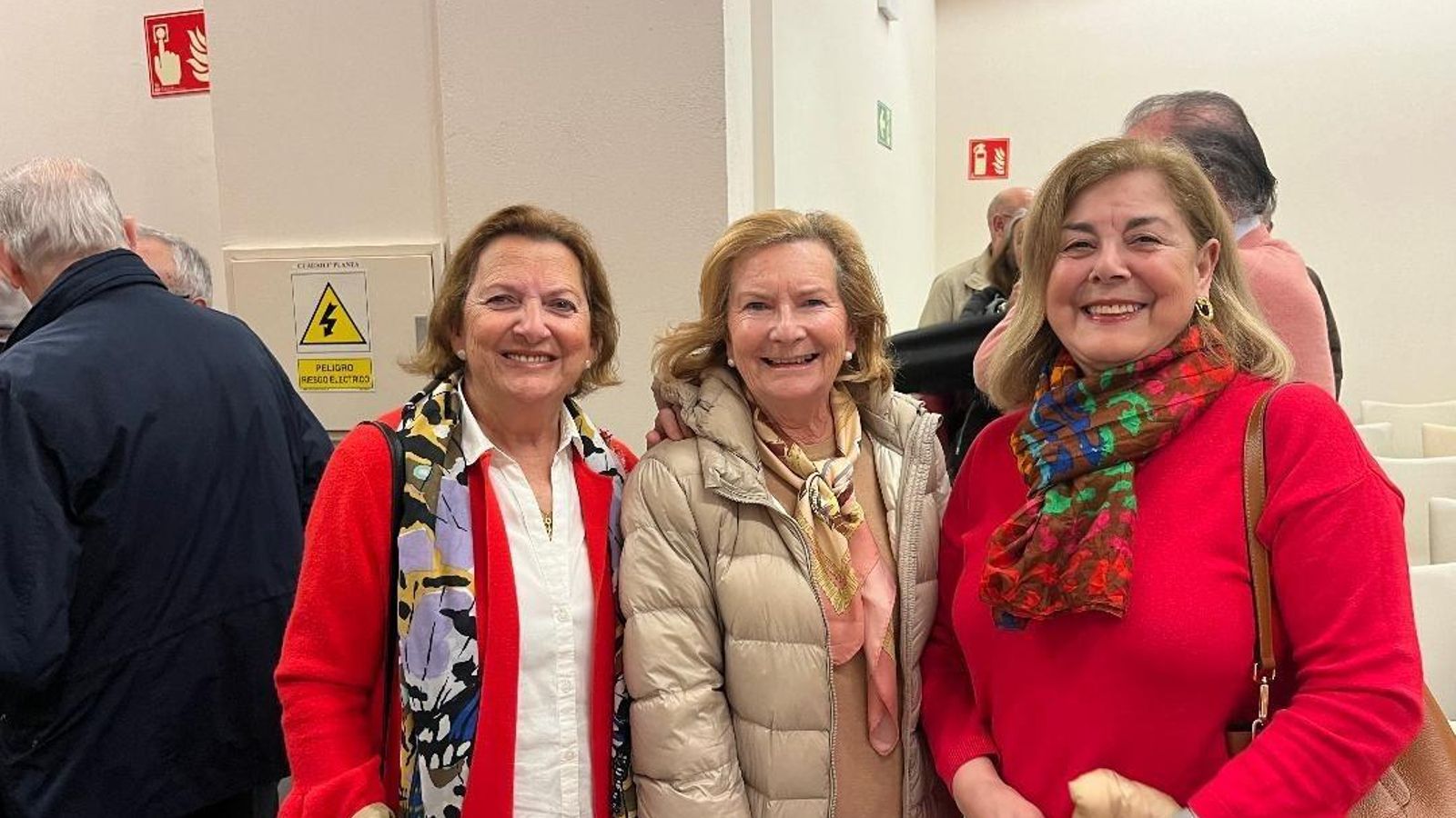 Amparo Bellón, Pilla Bustamante y Pilar Arias, tras finalizar el acto, en la Fundación Cajasol.