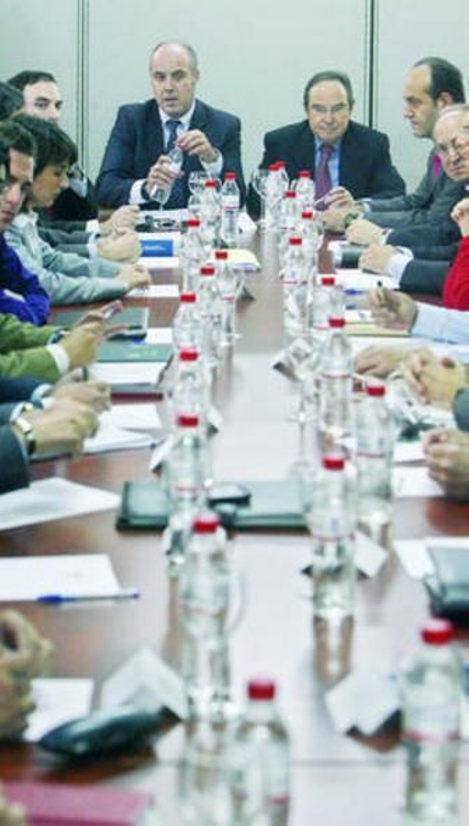 En la imagen, mesa laboral de BBK Bank Cajasur.