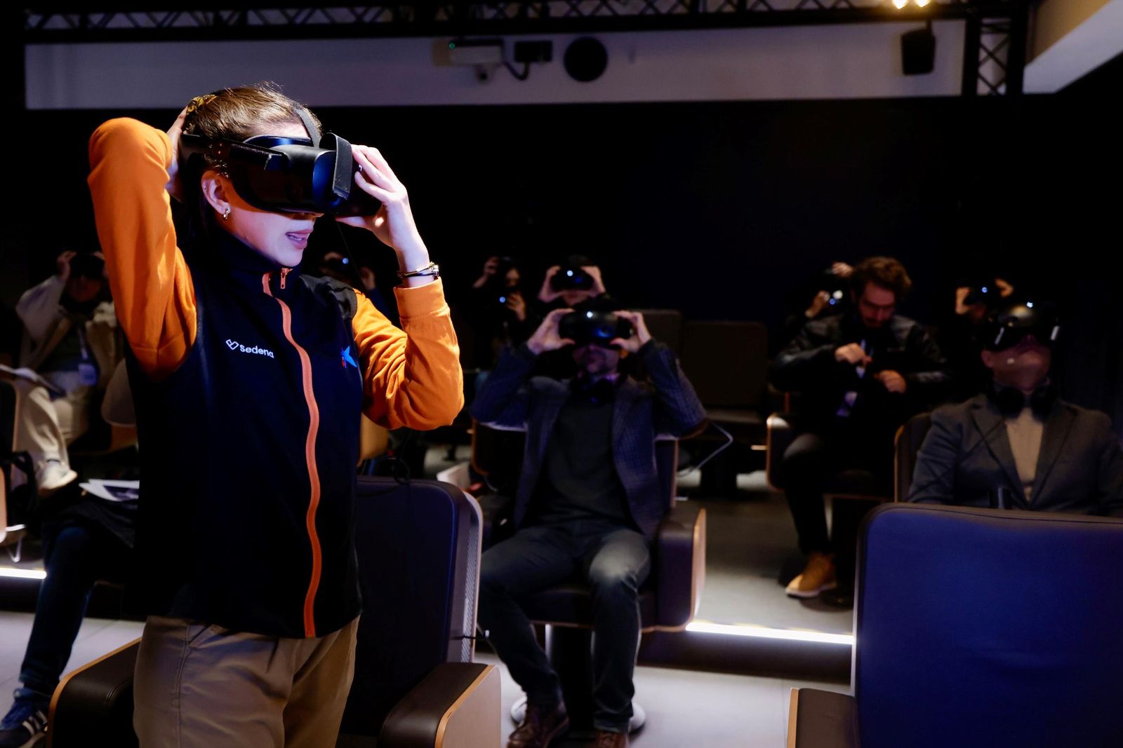 Una trabajadora de Caixafórum Sevilla se coloca las gafas de realidad virtual antes de la proyección de ‘Postales de otros mundos’.