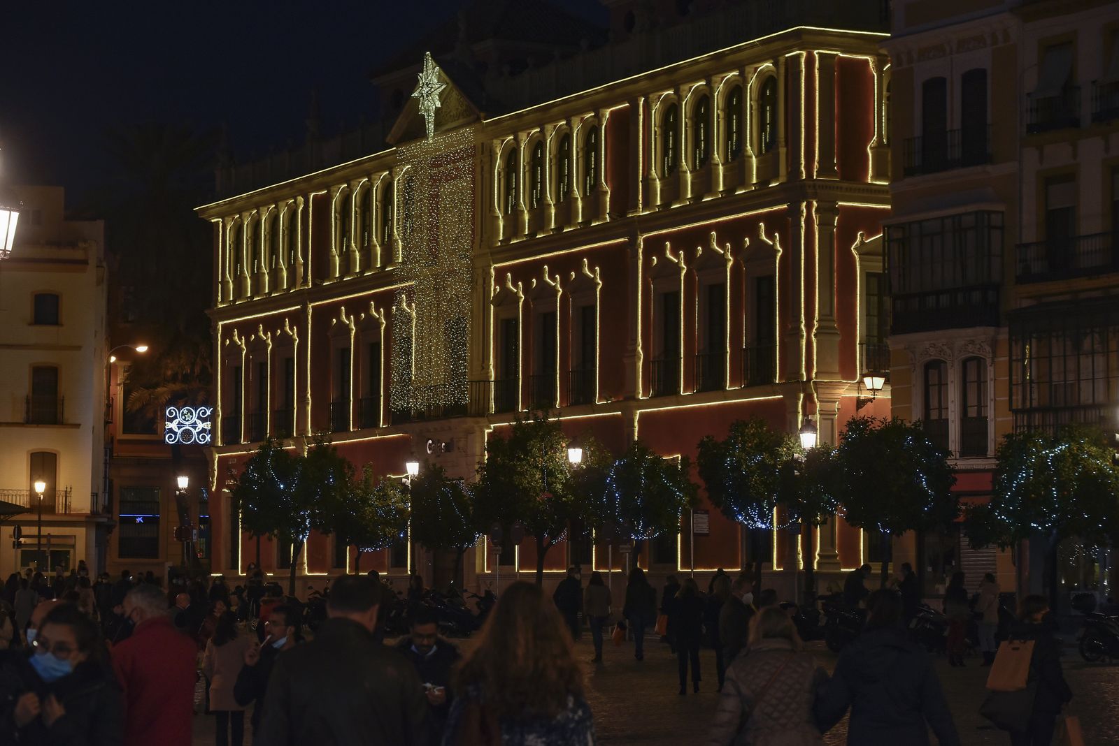 Sábado de ambiente, y encendido de luces de Navidad en Sevilla