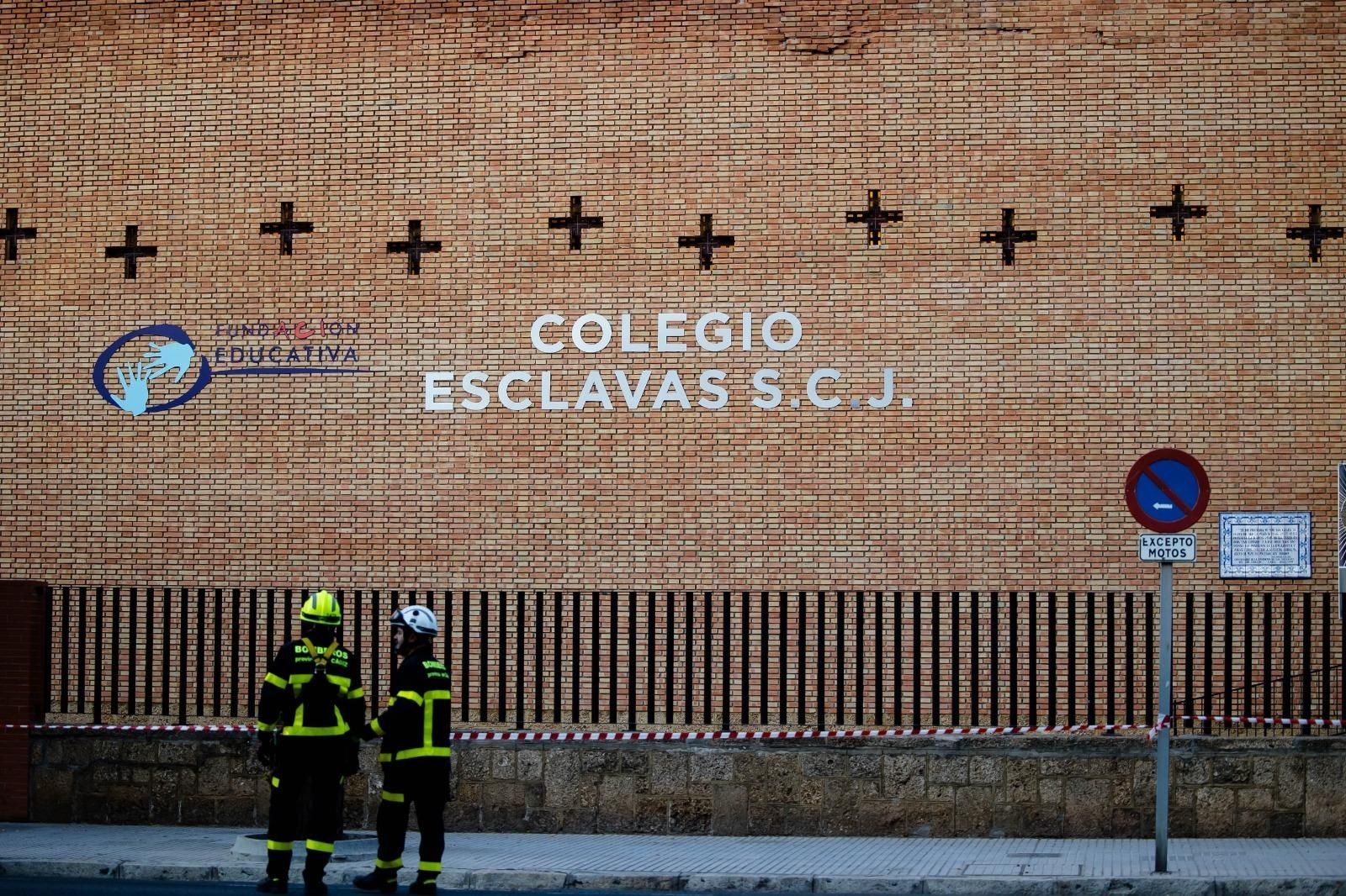 Así ha quedado el techo de la iglesia de Las Esclavas de Cádiz.