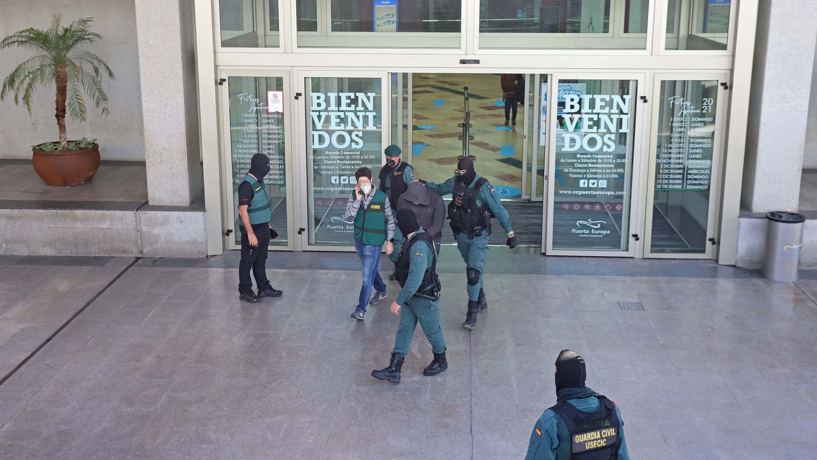 Registro de la Guardia Civil en el centro comercial Puerta Europa en Algeciras