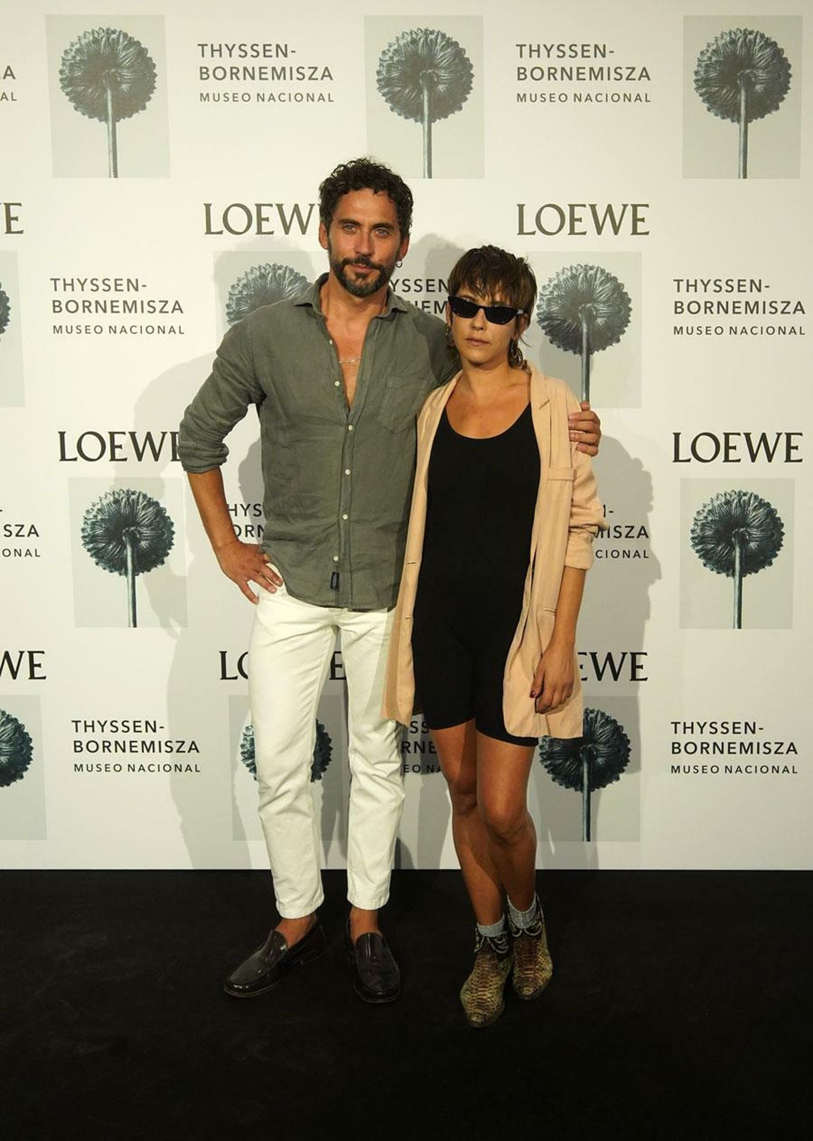 Paco y María León, en el 'photocall' de la fiesta de Loewe.