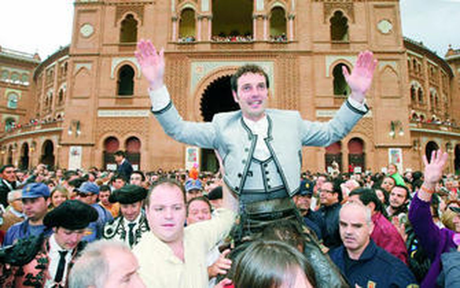 Andy Cartagena, en su salida a hombros de ayer en Las Ventas.