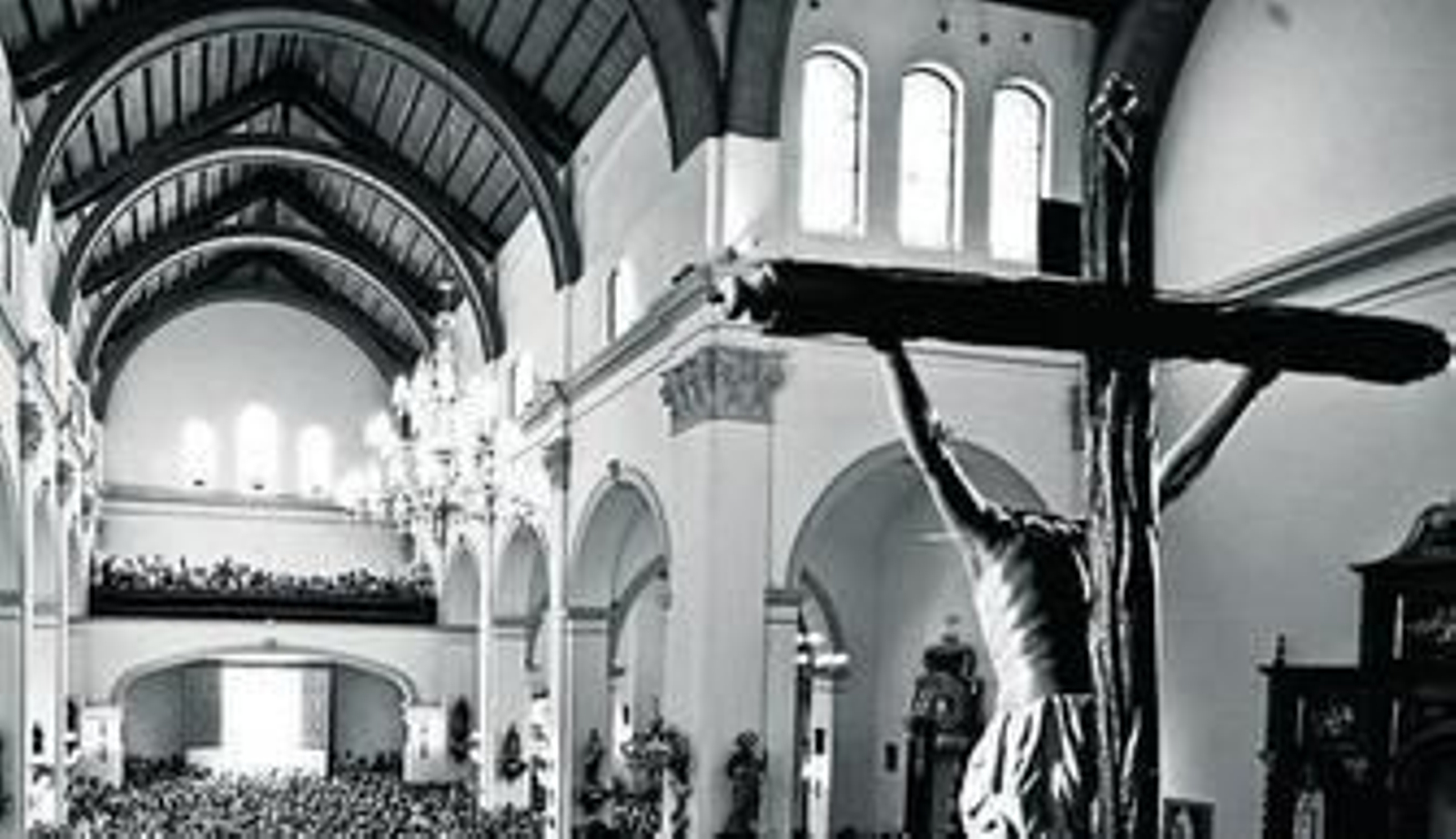 El templo repleto de público desde muchos rincones.