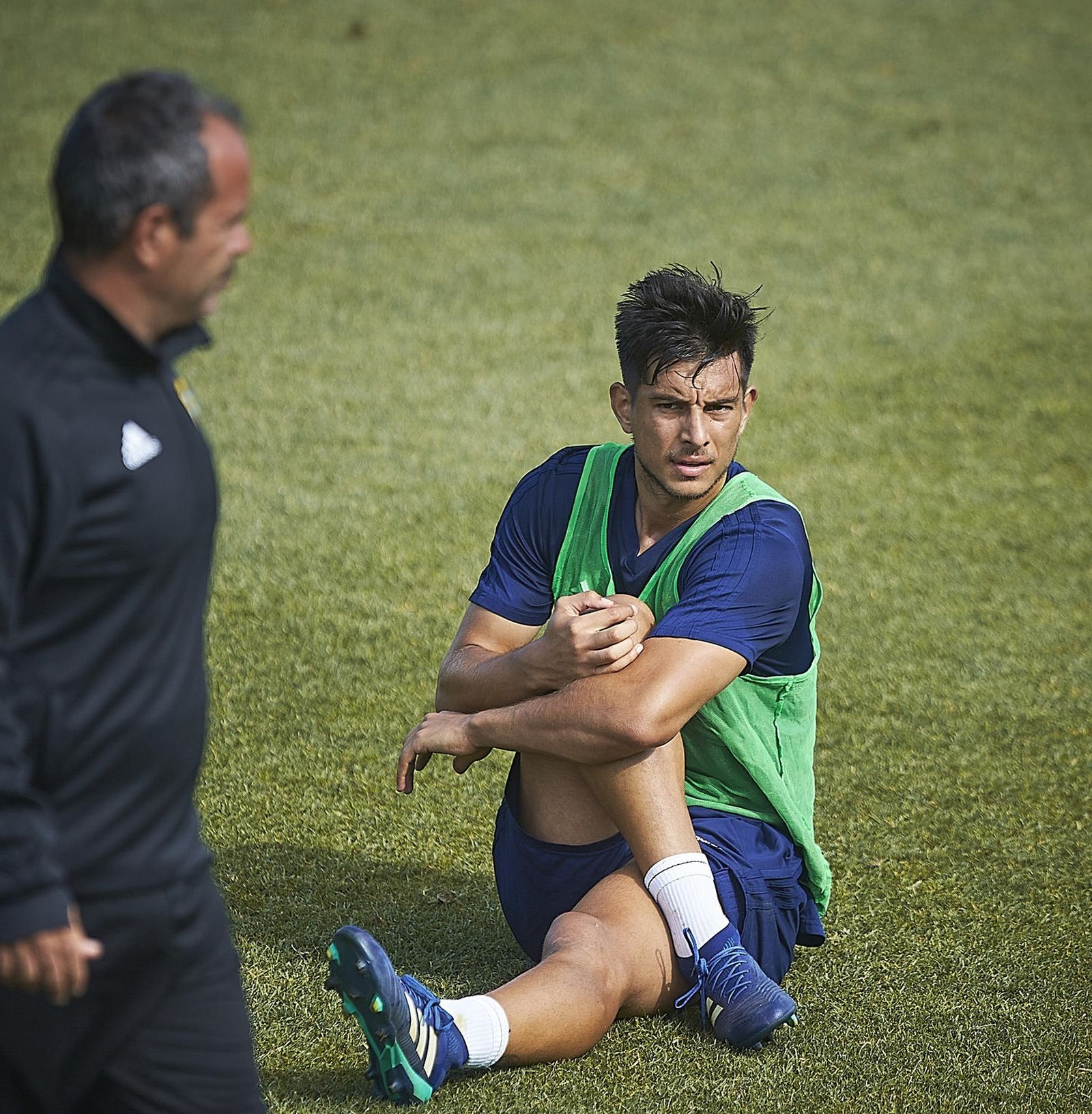 Marcos Mauro realiza unos estiramientos ante la mirada de Cervera