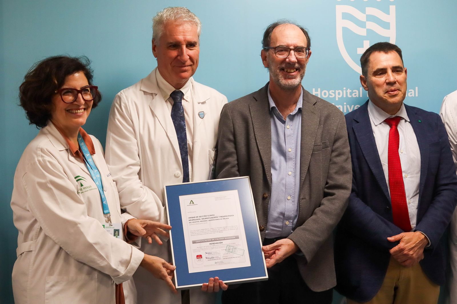 Profesionales de la Unidad de Neurociencias del Hospital Regional con la certificación de calidad.