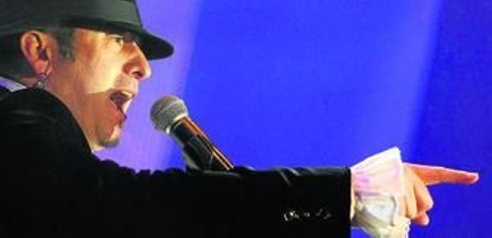 El artista gaditano El Barrio, durante una actuación.