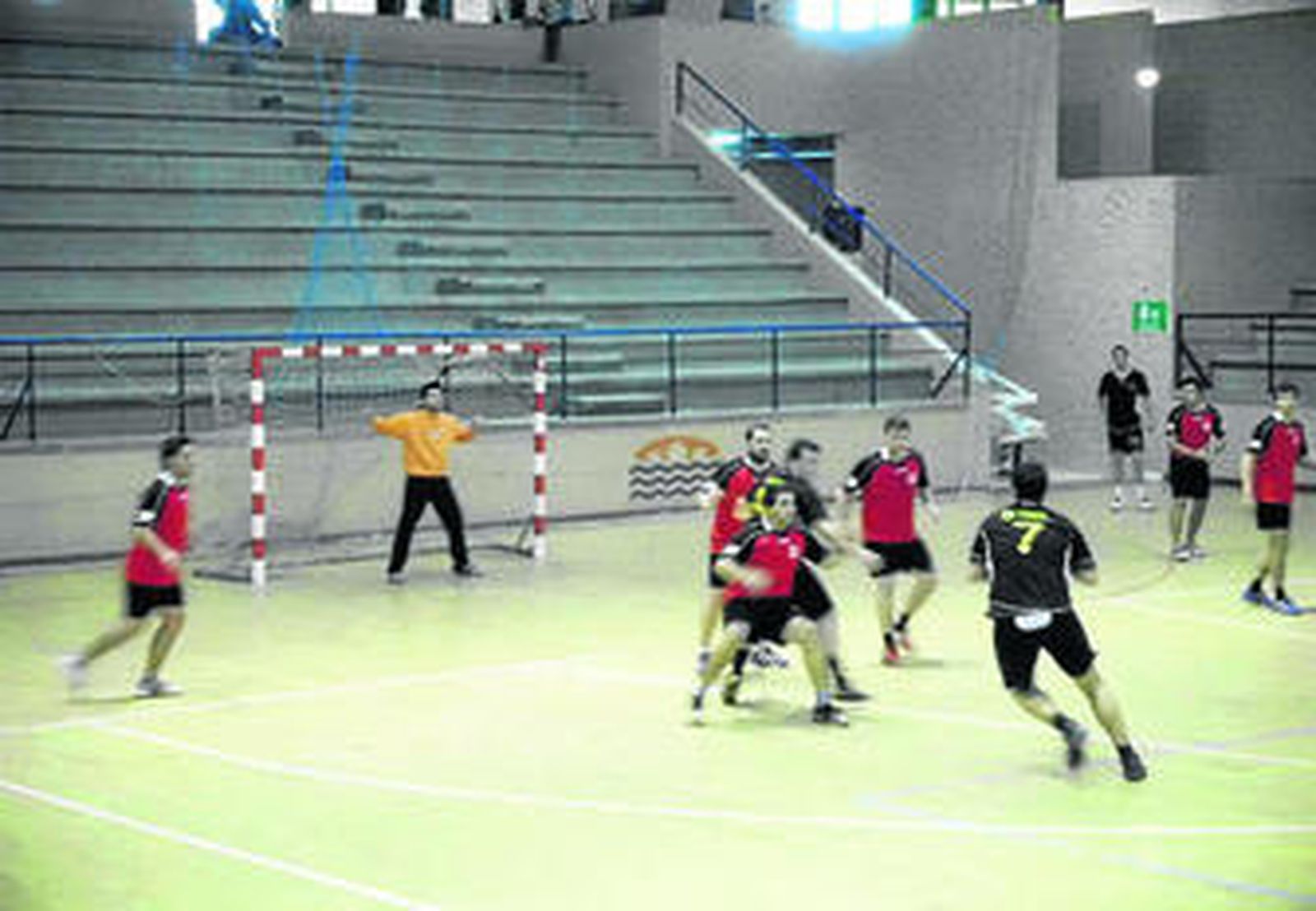 El equipo rojillo no pudo hacer nada ante el líder del grupo que venció en los instantes finales del choque.