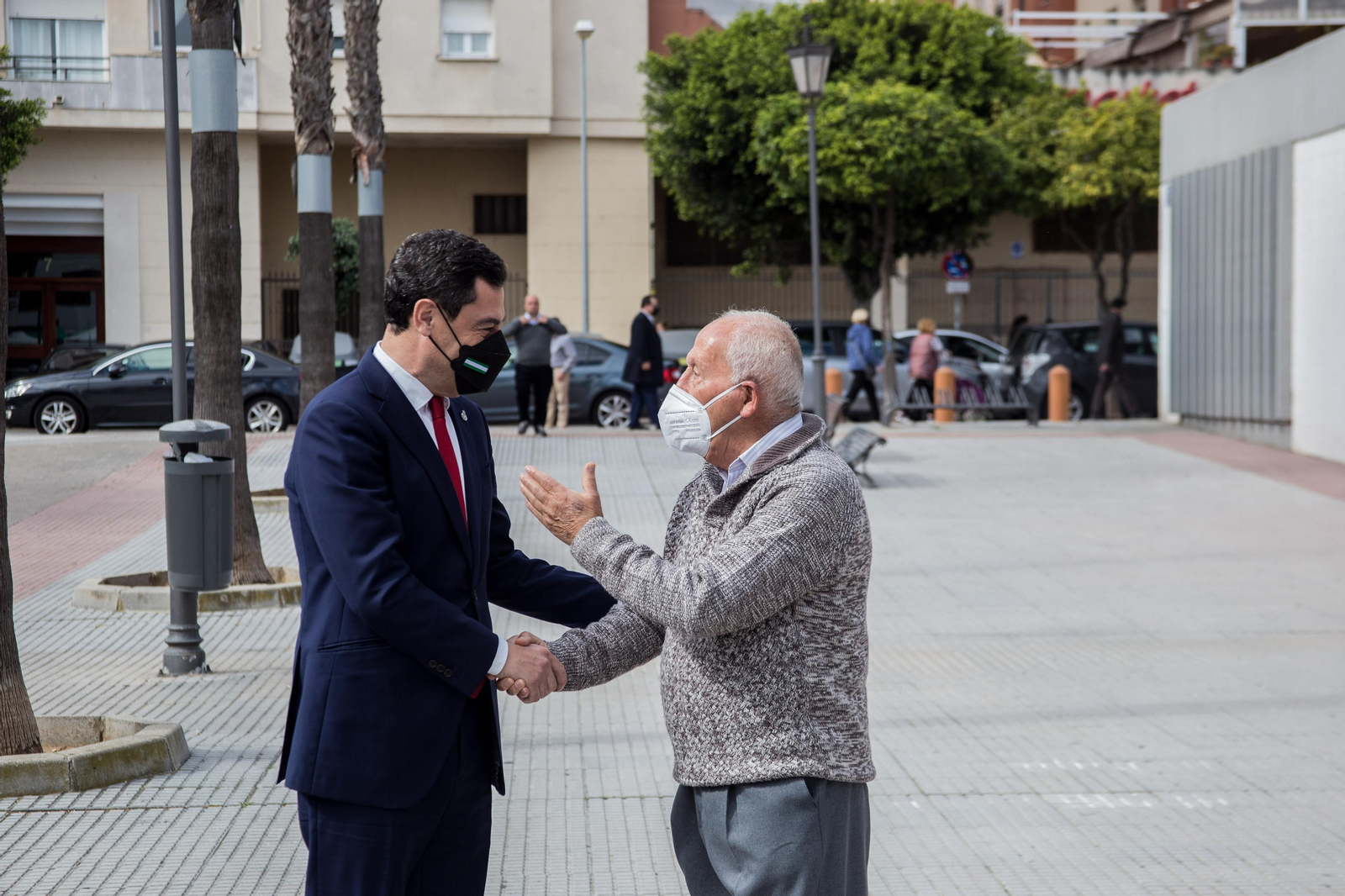 Así ha sido la visita del presidente de la Junta a las hermandades del Lunes Santo de San Fernando