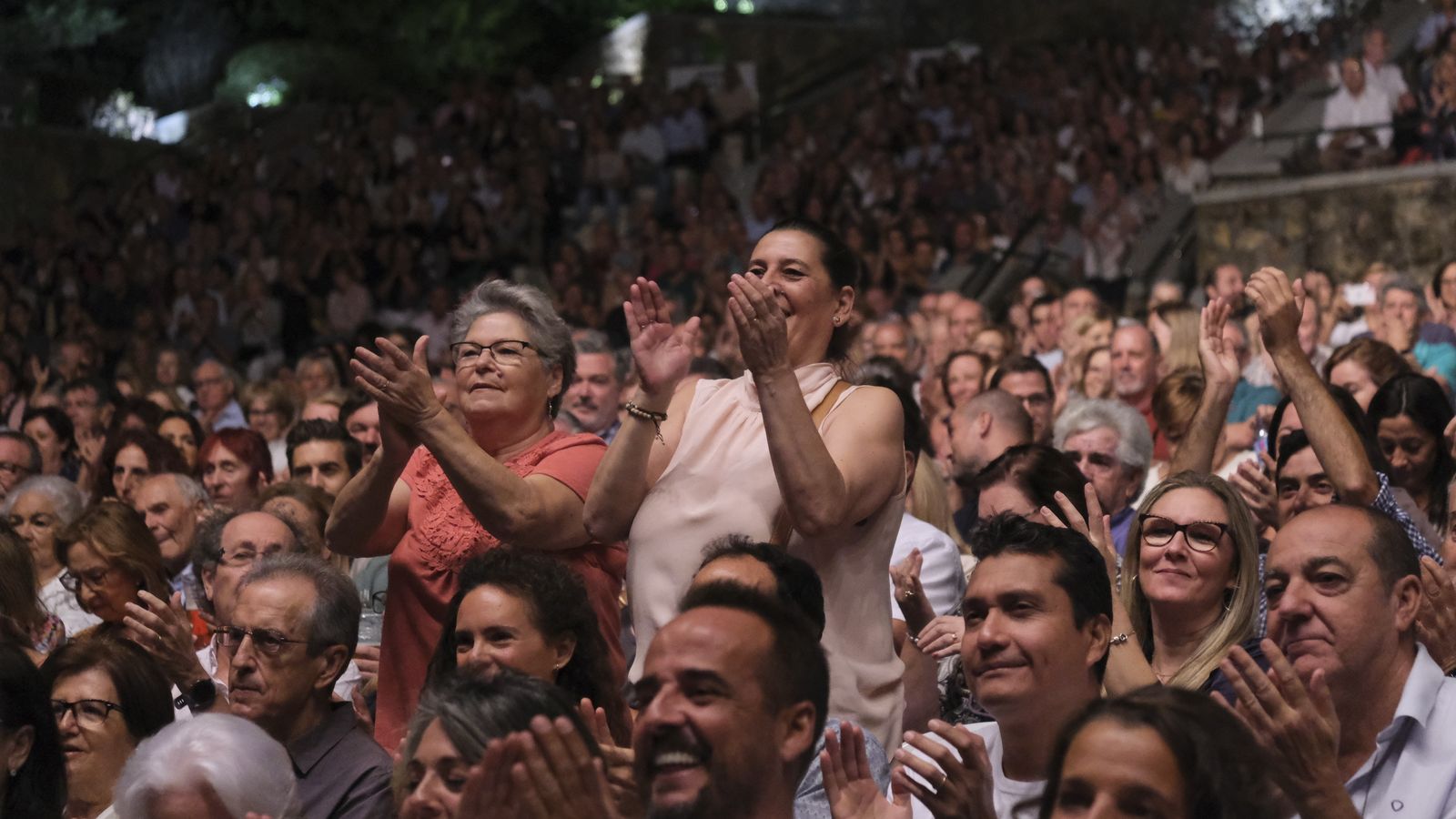 El público cordobés, entregado a Serrat de principio a fin.