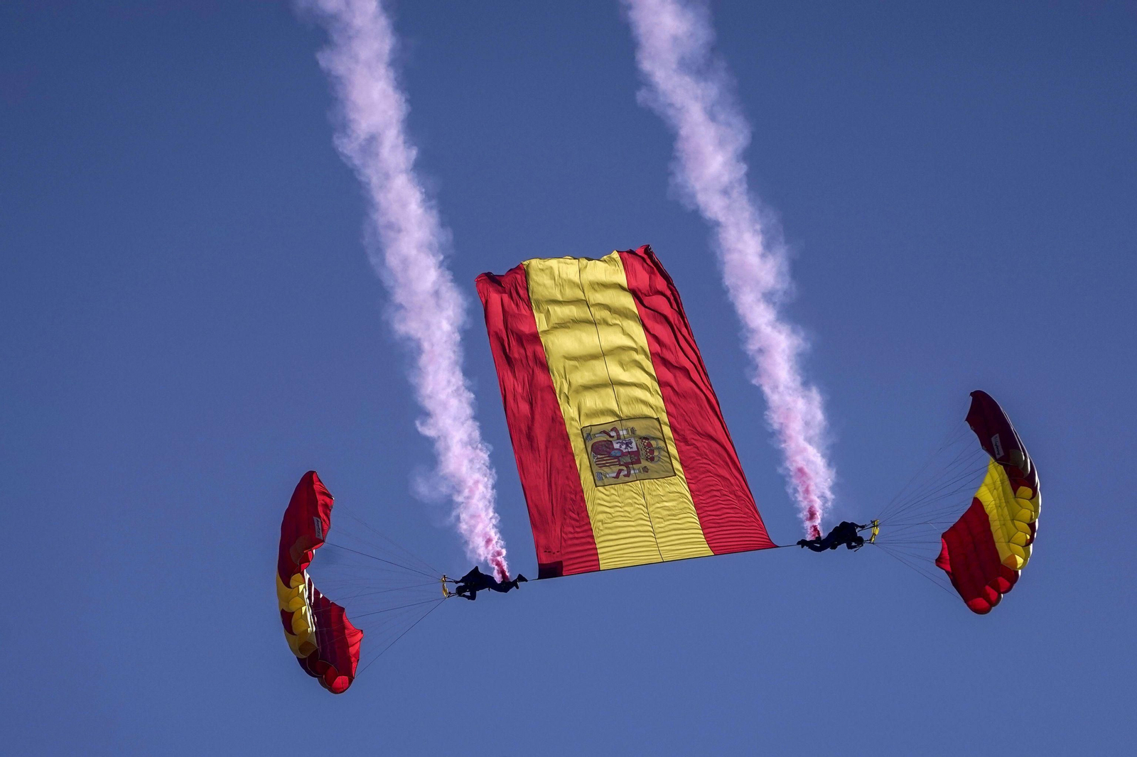 Las espectaculares imágenes de la exhibición por el Día de las Fuerzas Armadas en Gijón
