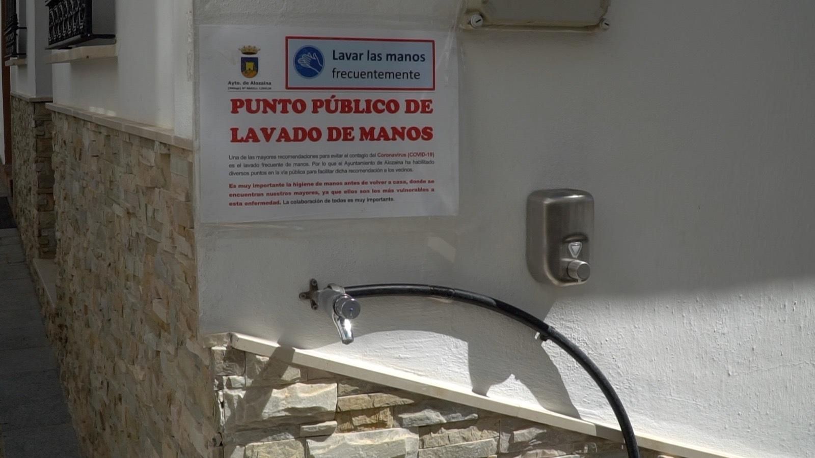 Punto de lavado de manos instalado en las calles de Alozaina