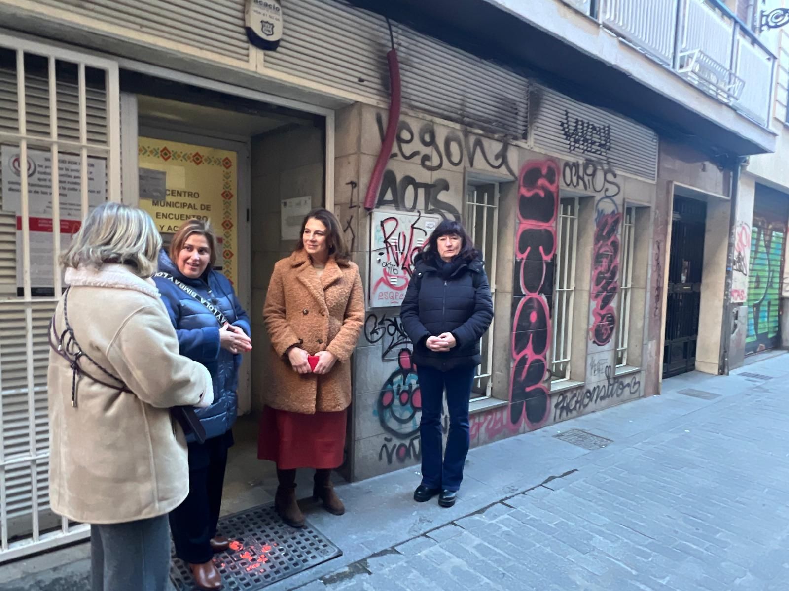 Concejalas del PSOE en la puerta del centro de calle Arandas.