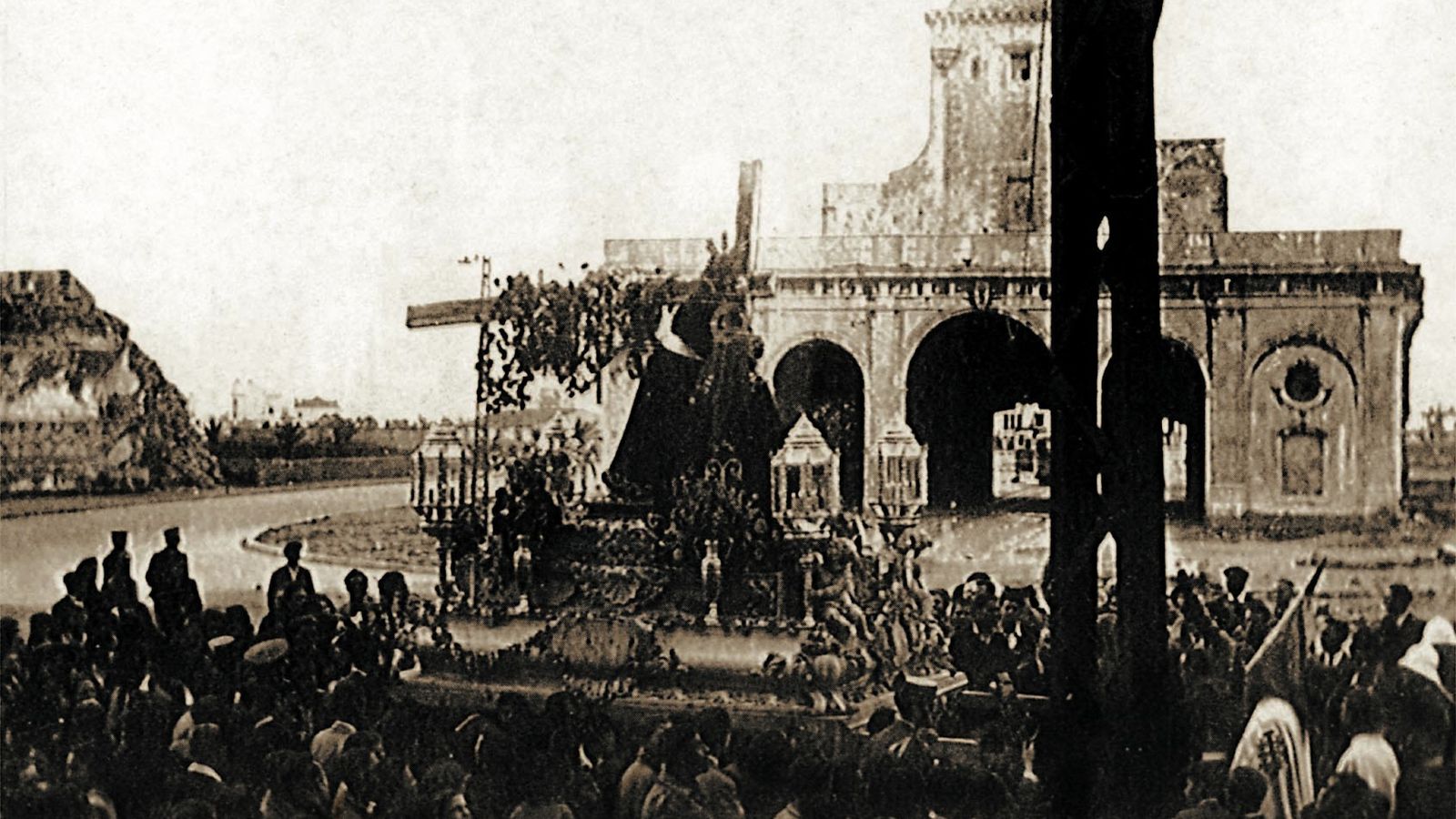 El torreón solitario, en 1948, tras el derribo parcial del frente de la Puerta de Tierra.