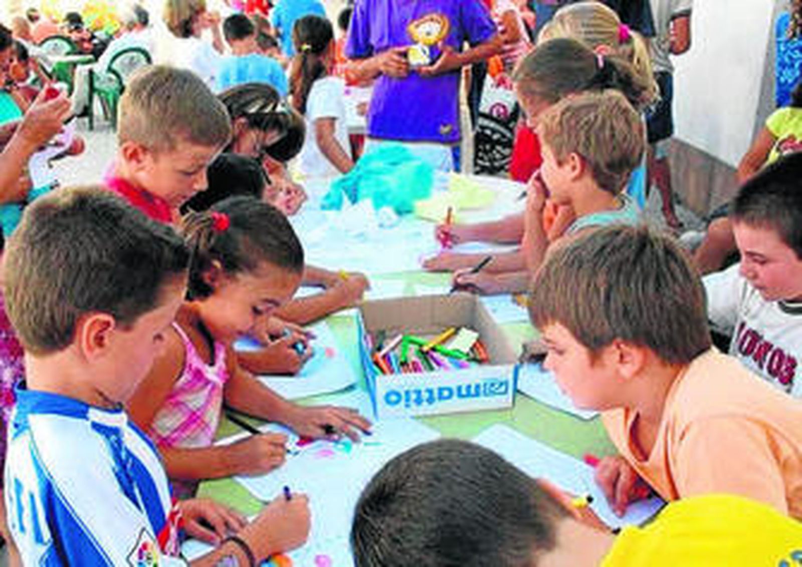Los niños que participan en la Semana Alternativa, en uno de los talleres.