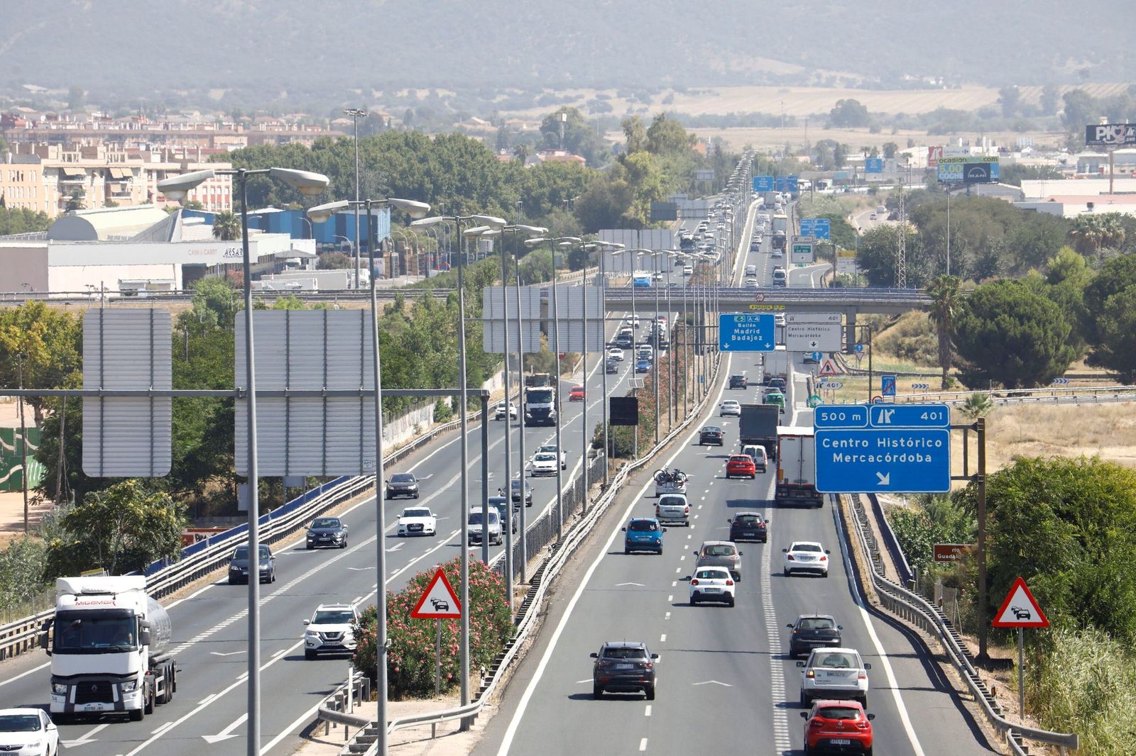 Vehículos por la autovía A-4 a su paso por Córdoba capital.