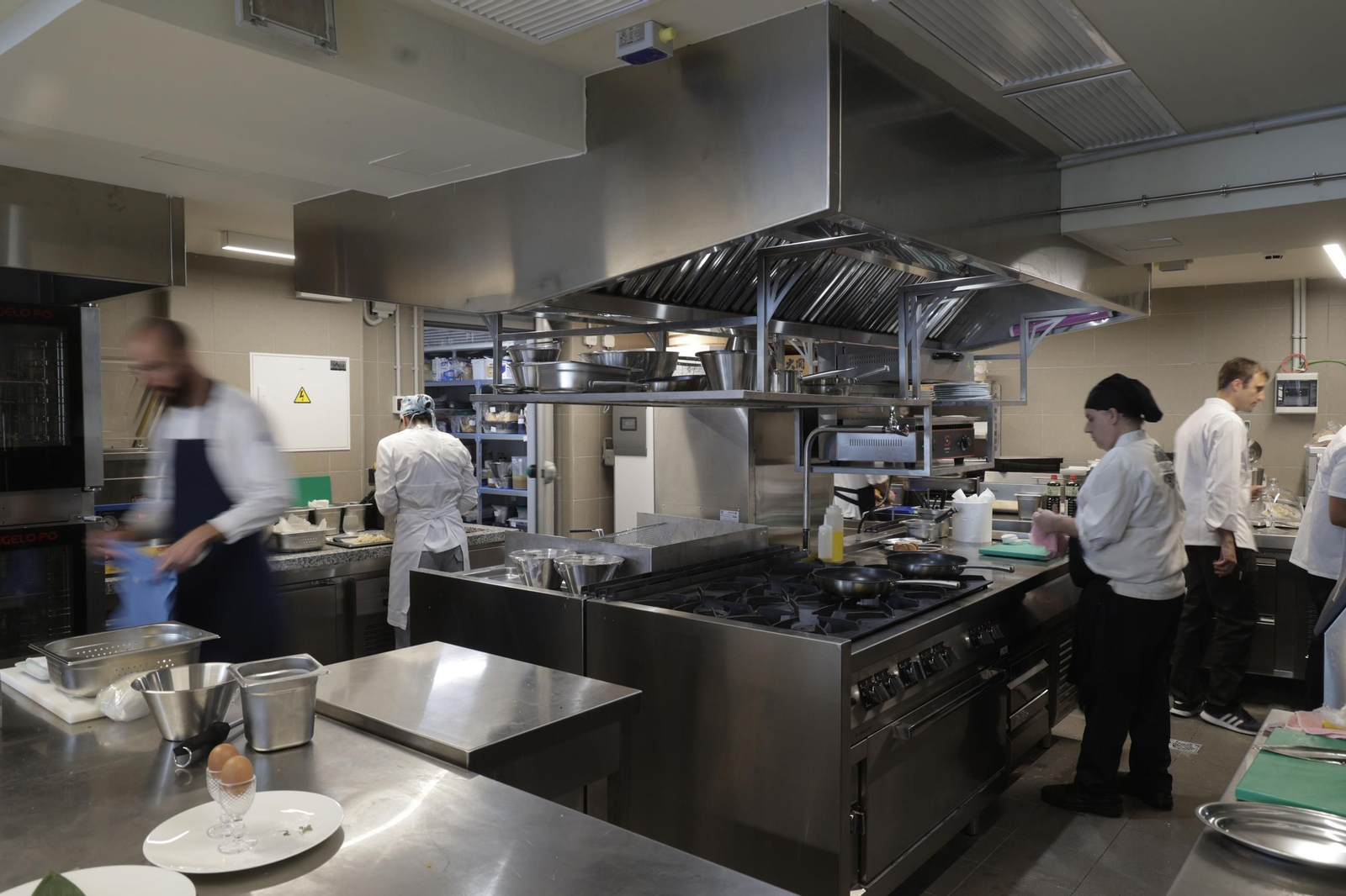 Trabajadores en la cocina de un hotel.