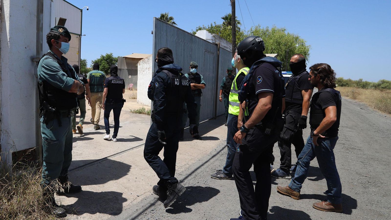 Efectivos de Guardia Civil y Aduanas accediendo a uno de los astilleros isleños. Efectivos de Guardia Civil y Aduanas accediendo a uno de los astilleros isleños.