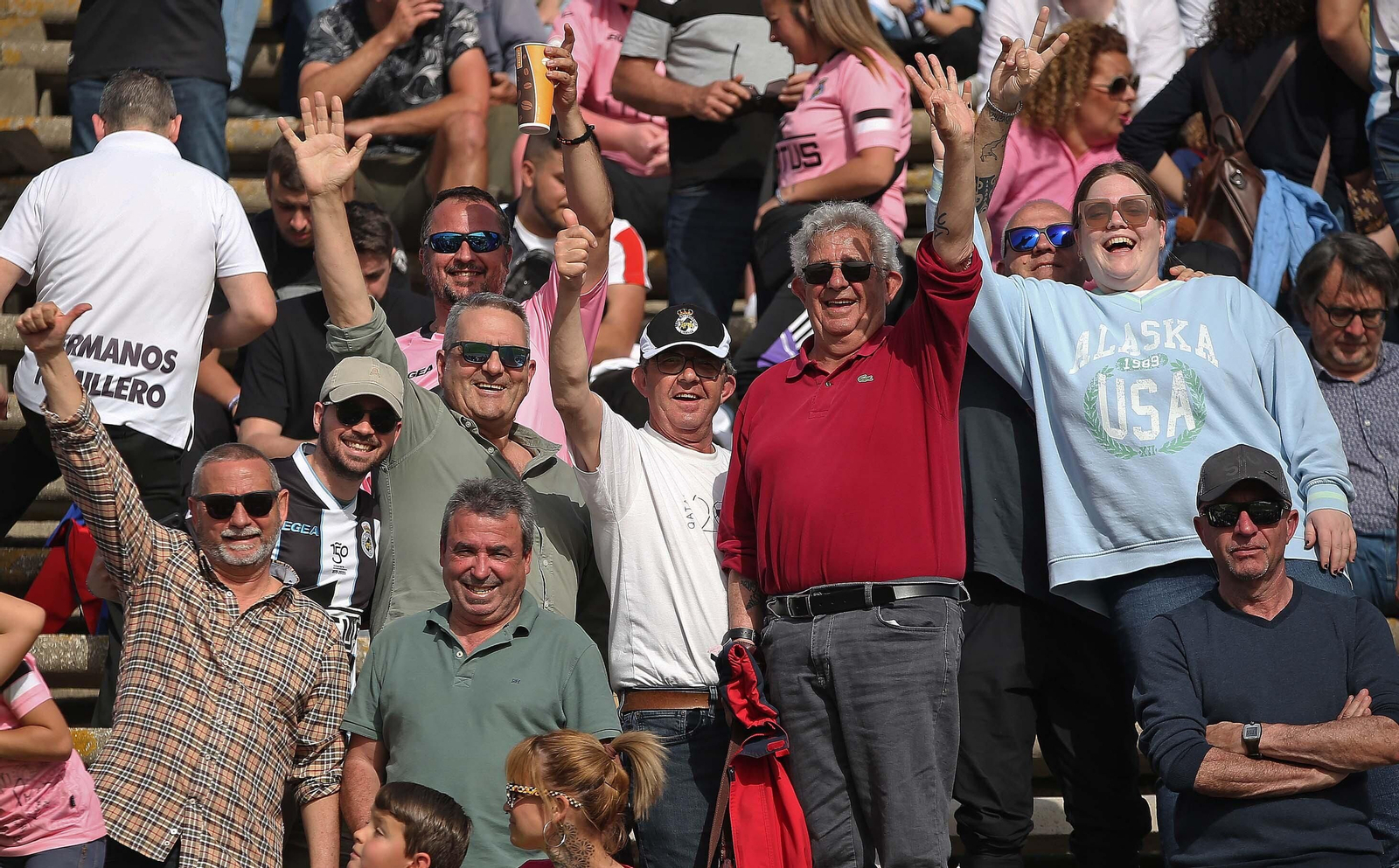 Fotos de la afición durante el Balona - Talavera en el estadio municipal de La Línea