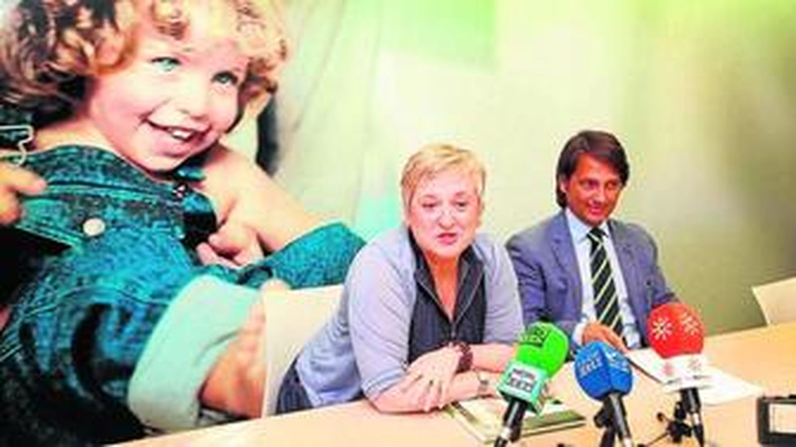 En la imagen, la asesora del proyecto, Alicia Ventura, y el director provincial de DKV, Antonio Vila,  ayer.